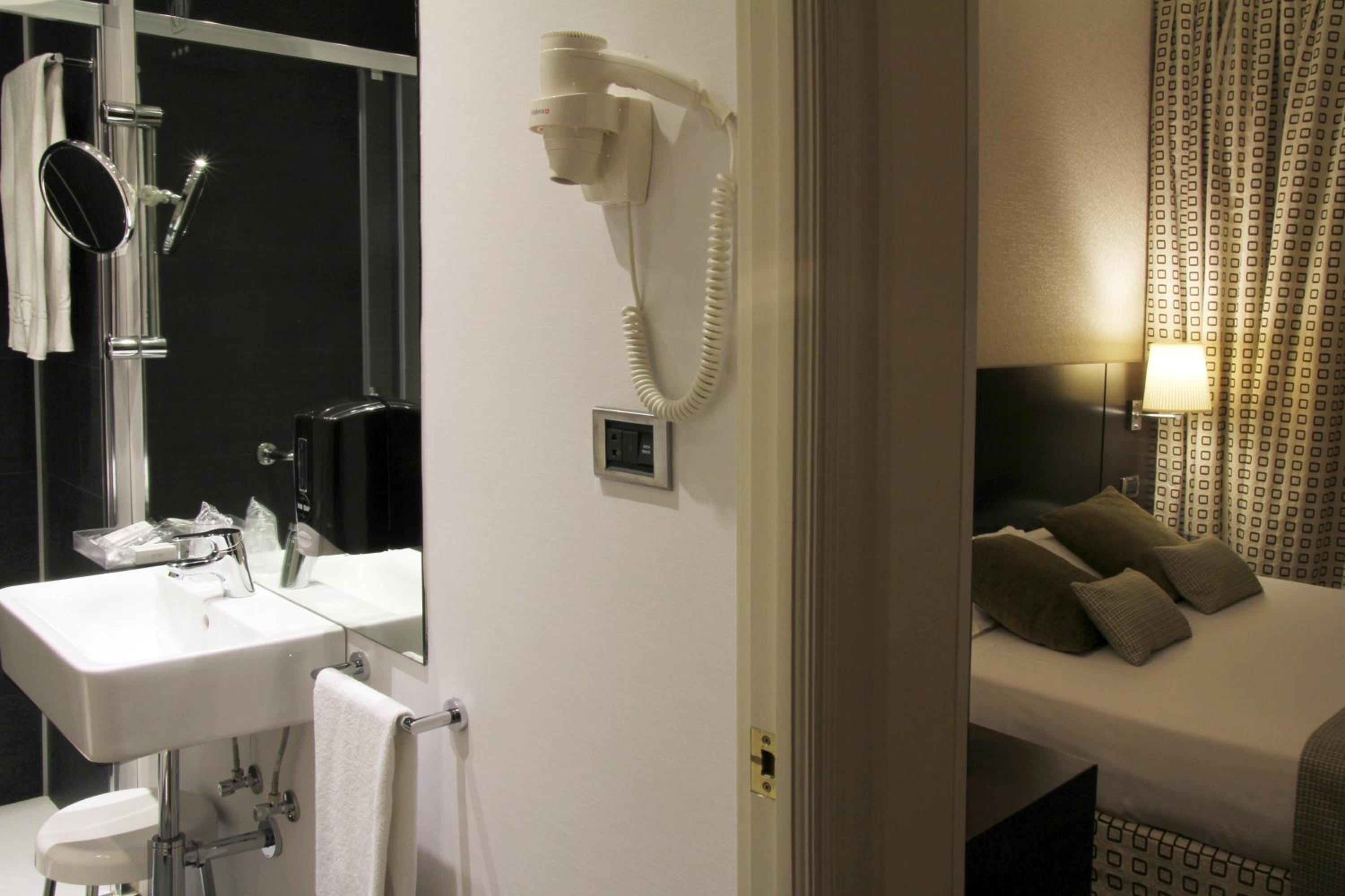 Small Interior Double Room - Photo 11