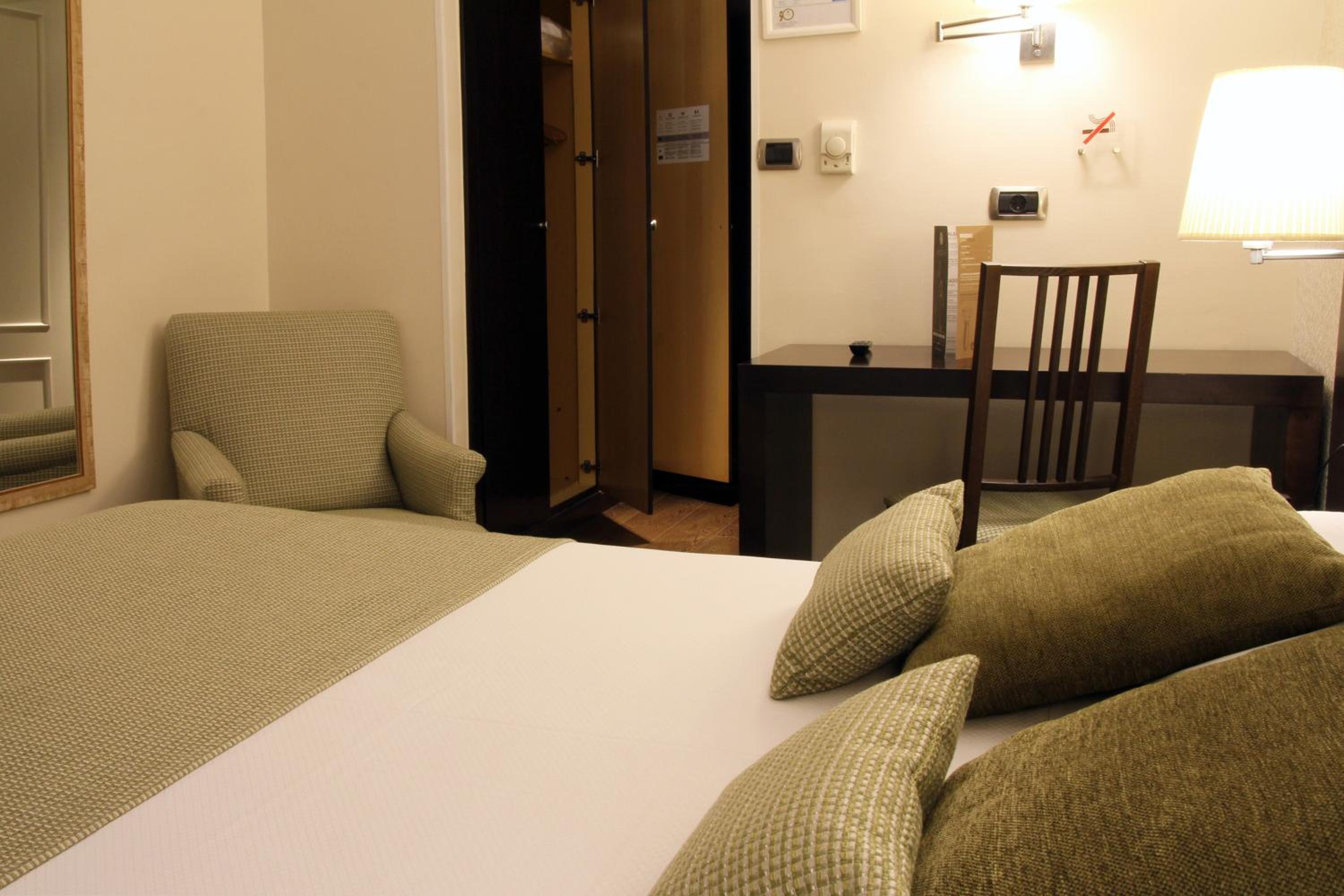 Small Interior Double Room - Photo 9