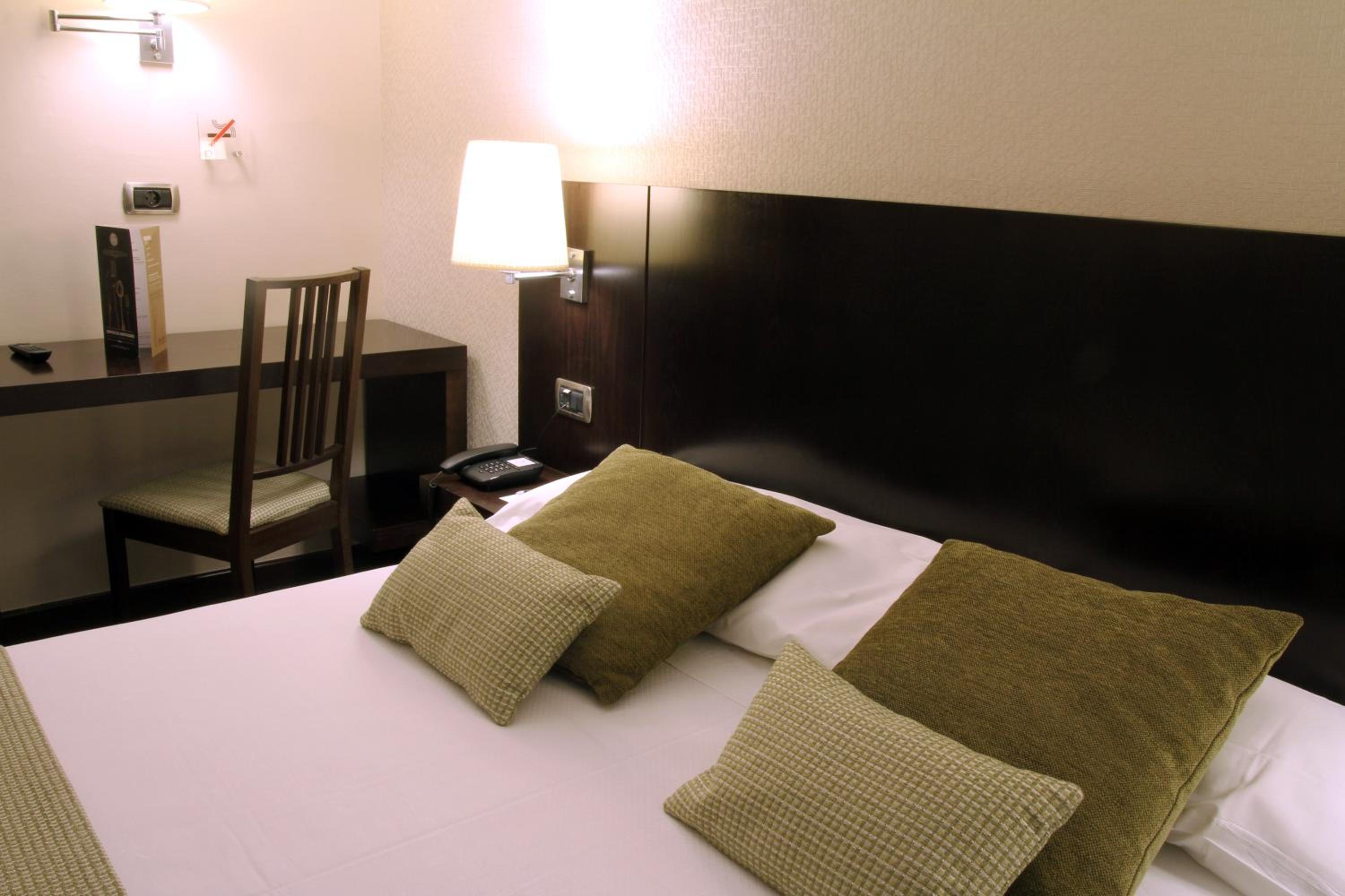 Small Interior Double Room - Photo 10