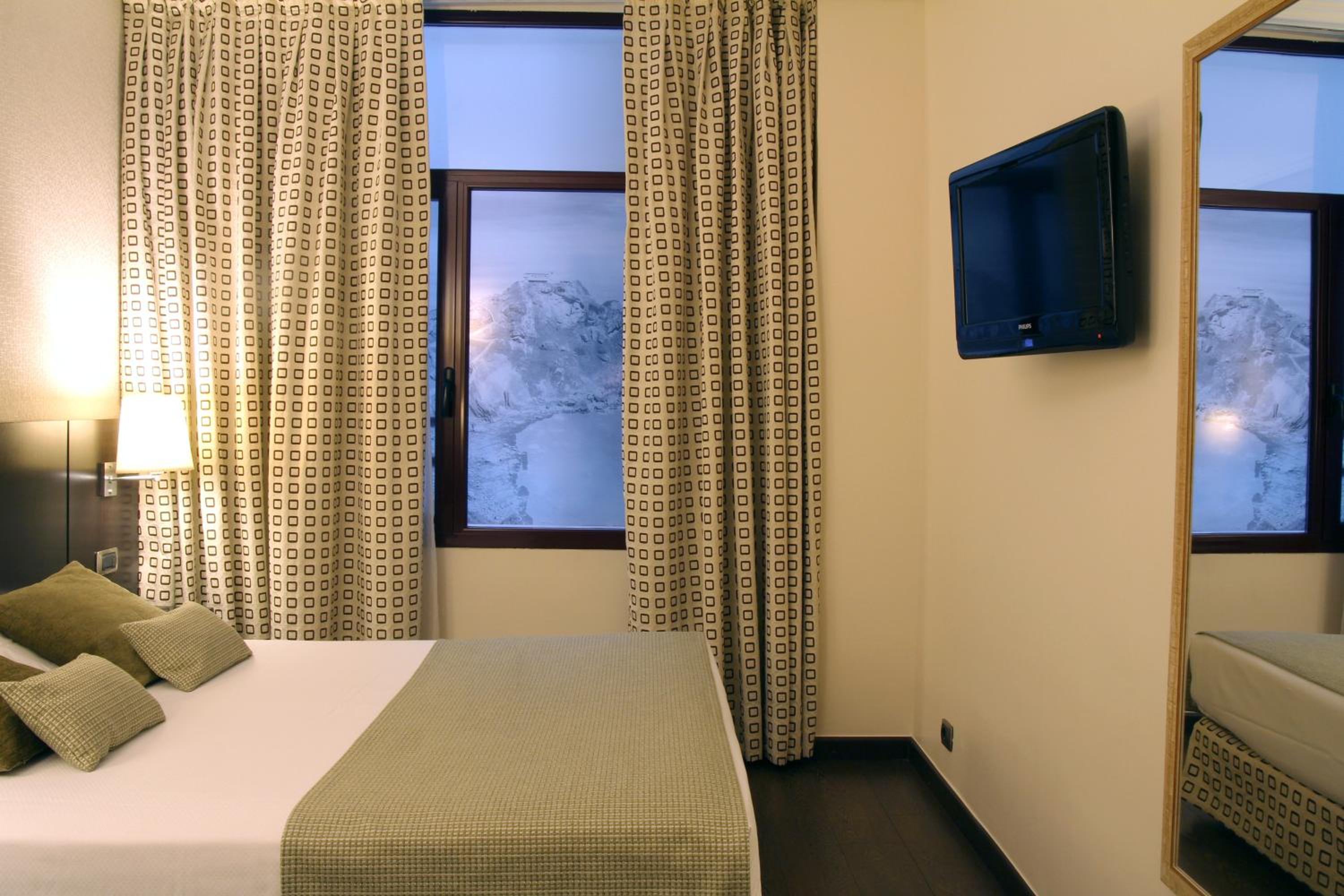 Small Interior Double Room - Photo 1
