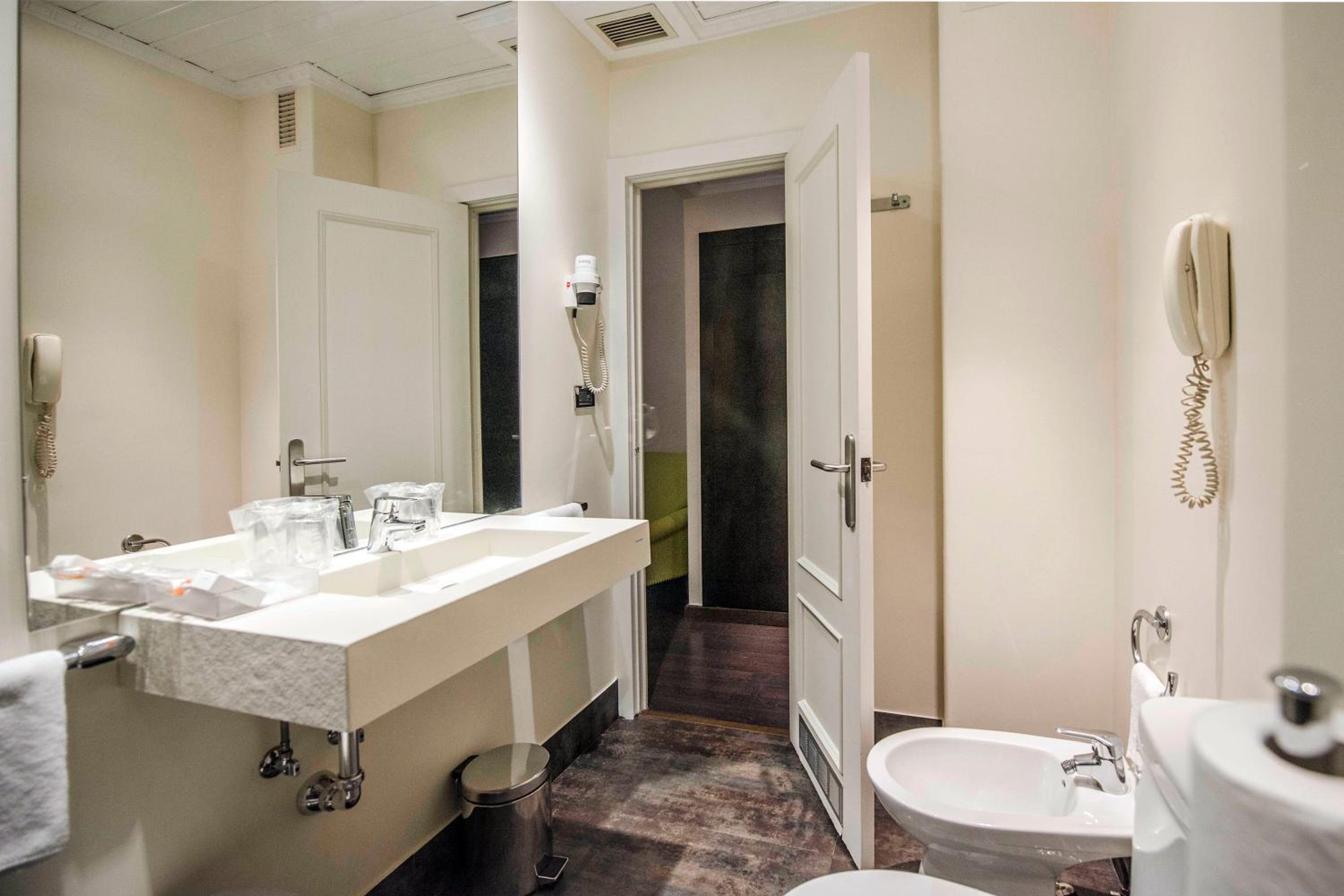 Small Interior Double Room - Photo 2