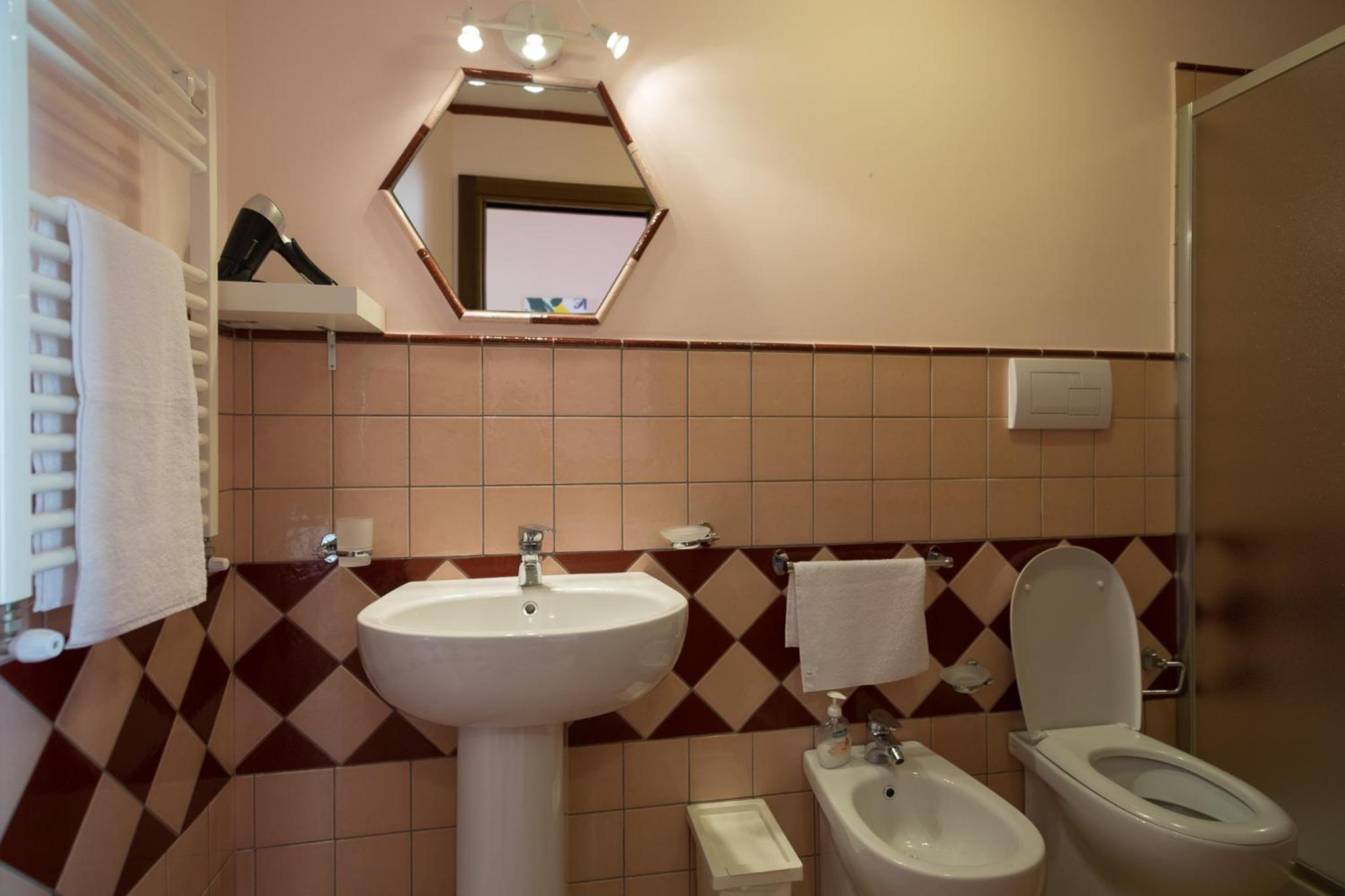 Double Room with Balcony - Photo 2