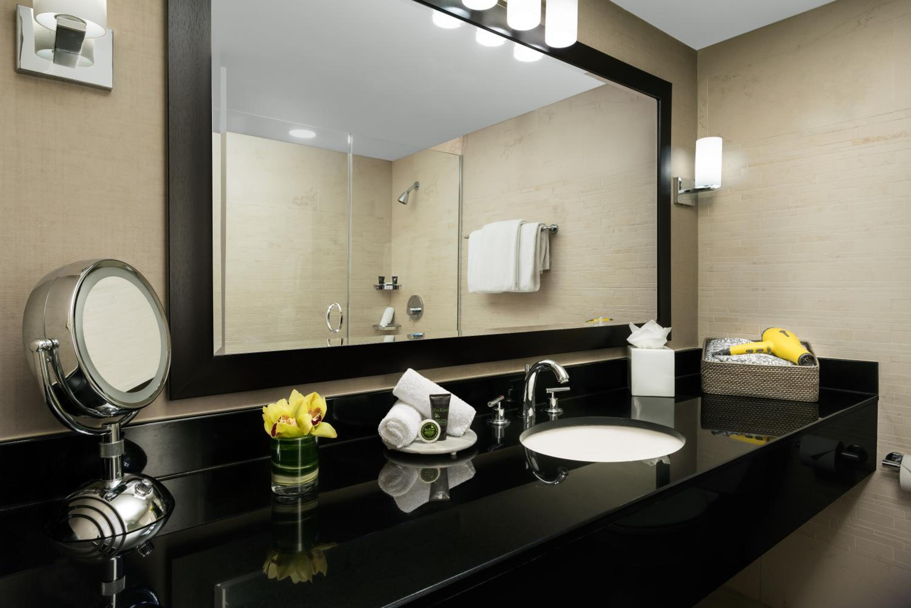 Queen Room with Two Queen Beds - High Floor - Photo 5