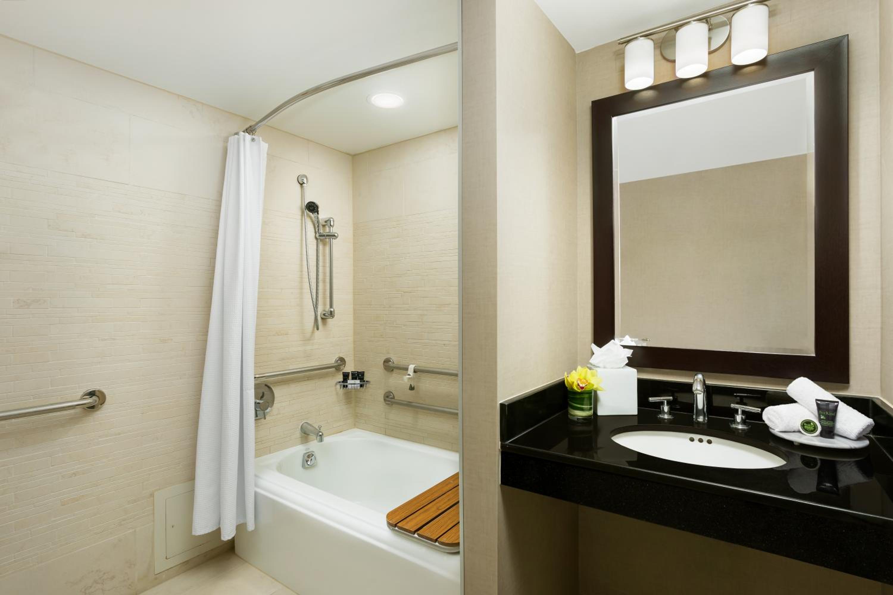King Room with Accessible Tub - Disability Access - Photo 5
