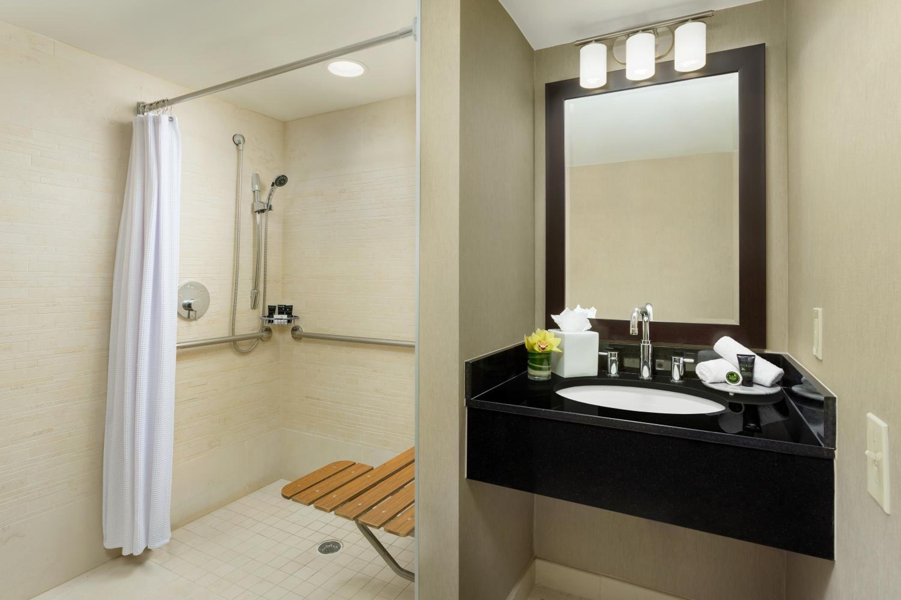 Queen Room with Two Queen Beds and Accessible Shower - Disability Access - Photo 4