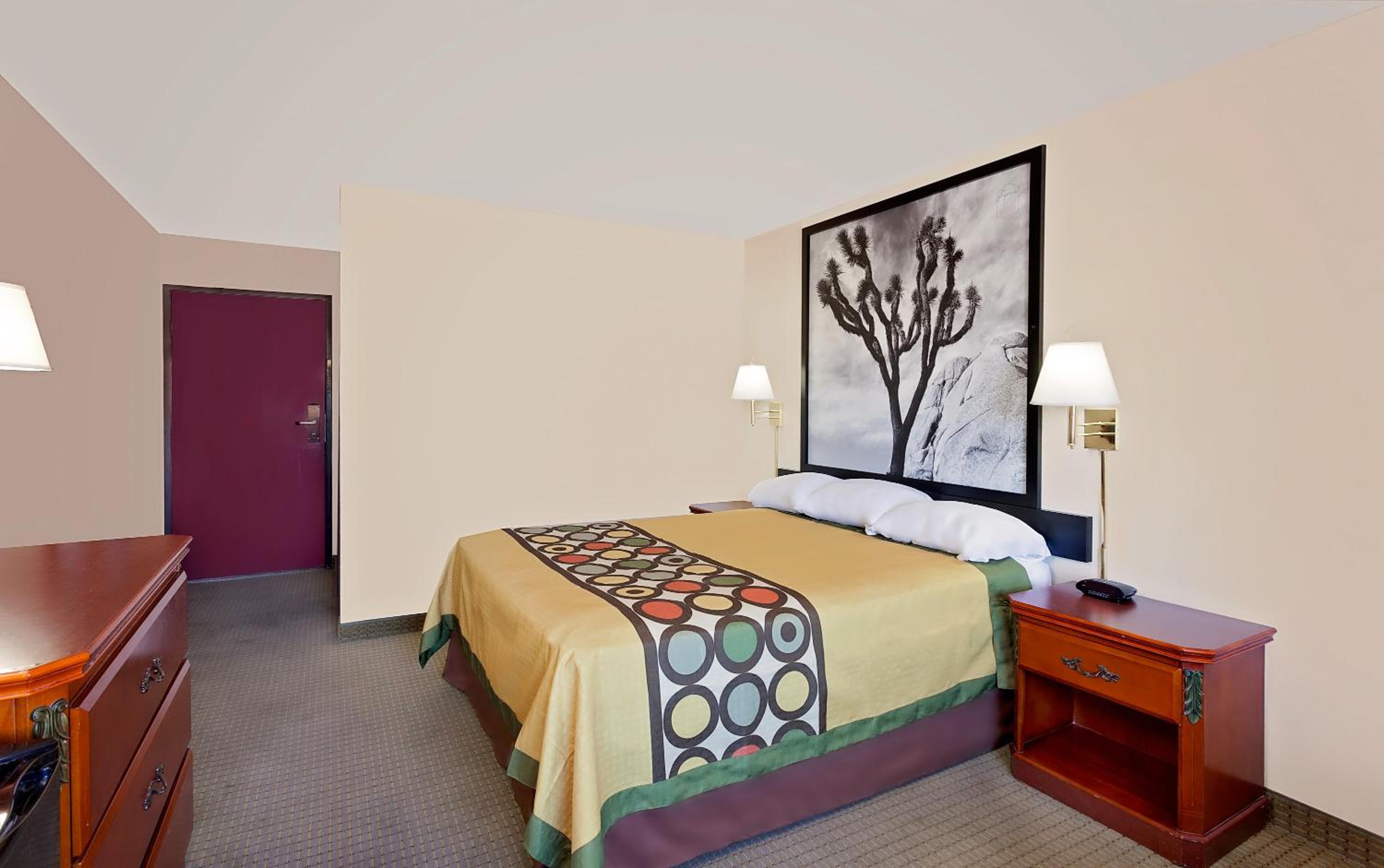 Queen Room with Mobility/Hearing Access - Non-Smoking - Photo 3