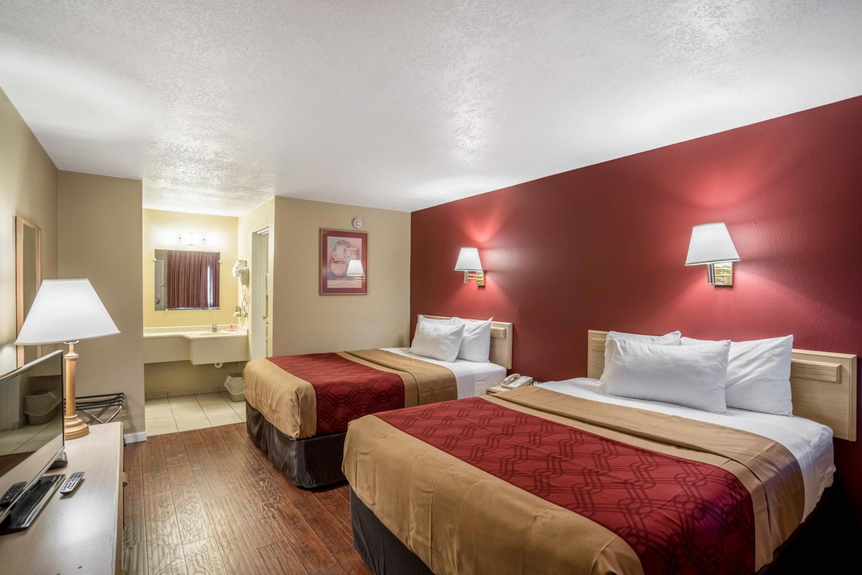 Queen Room with Two Queen Beds - Non-Smoking photo 3