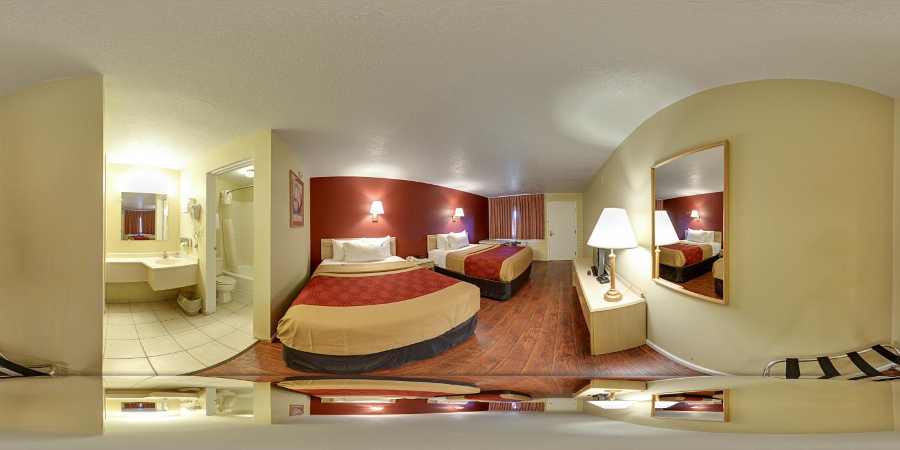 Queen Room with Two Queen Beds - Non-Smoking photo 2