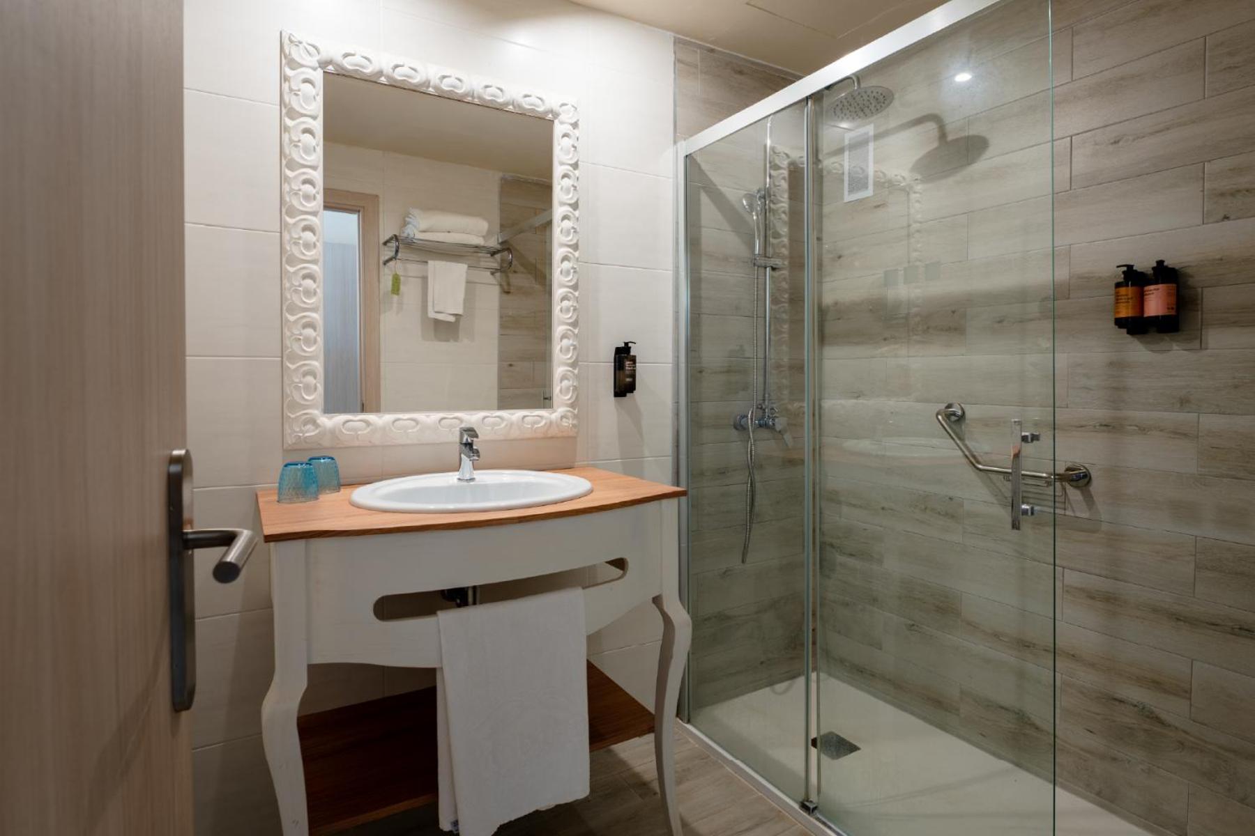 Budget Double Room photo 3