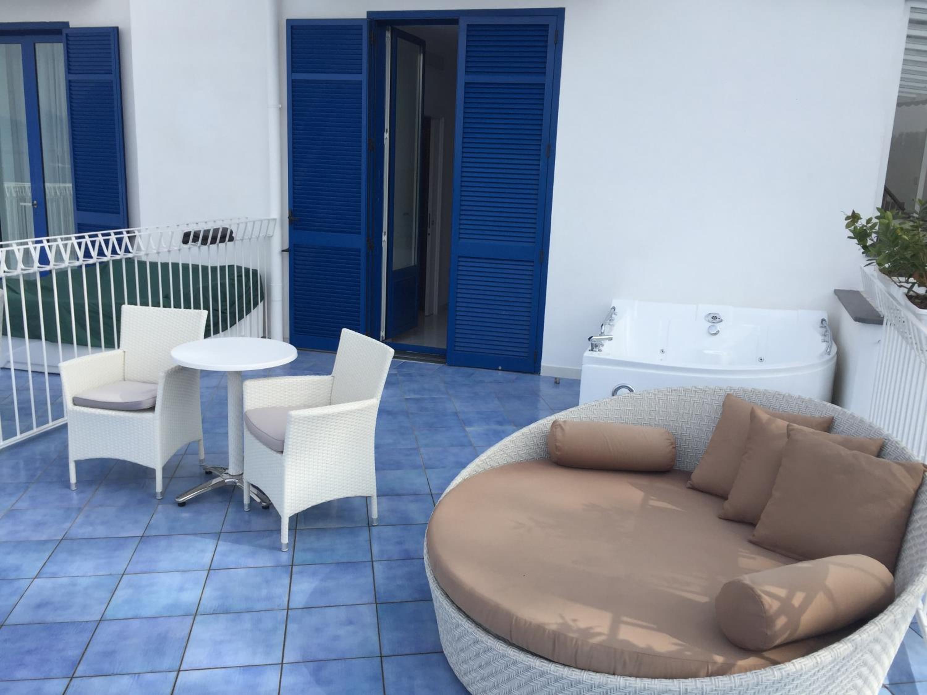 King Room with Spa Bath thumbnail 5