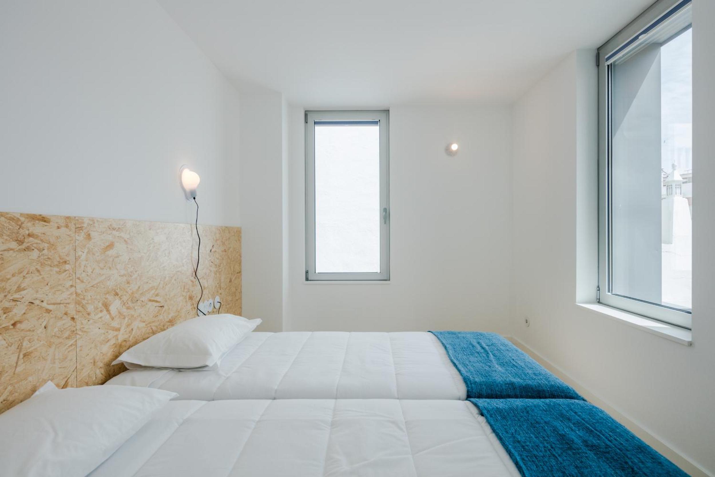 Twin Room with Private Bathroom - Photo 12