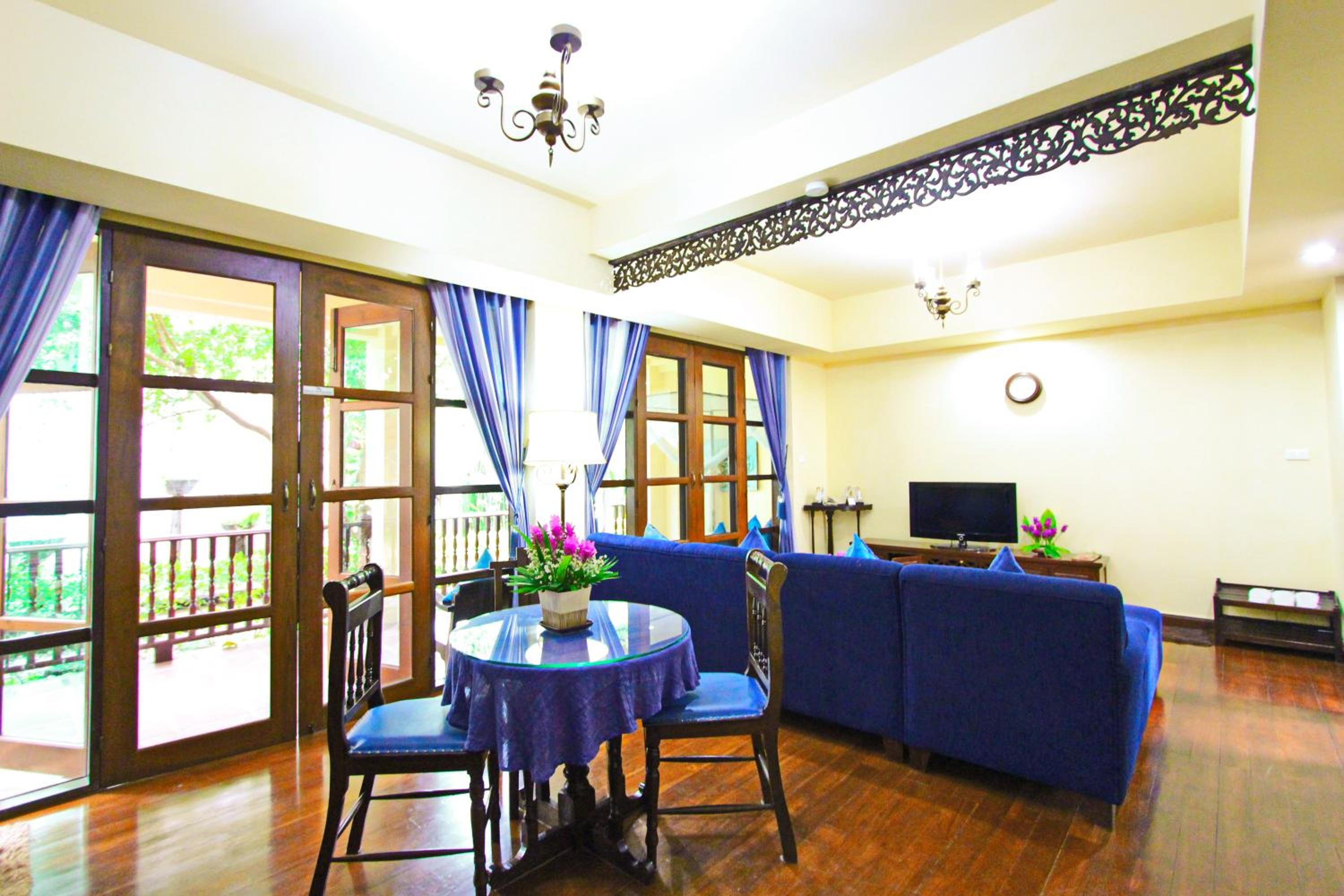 Deluxe Family Suite - Photo 5