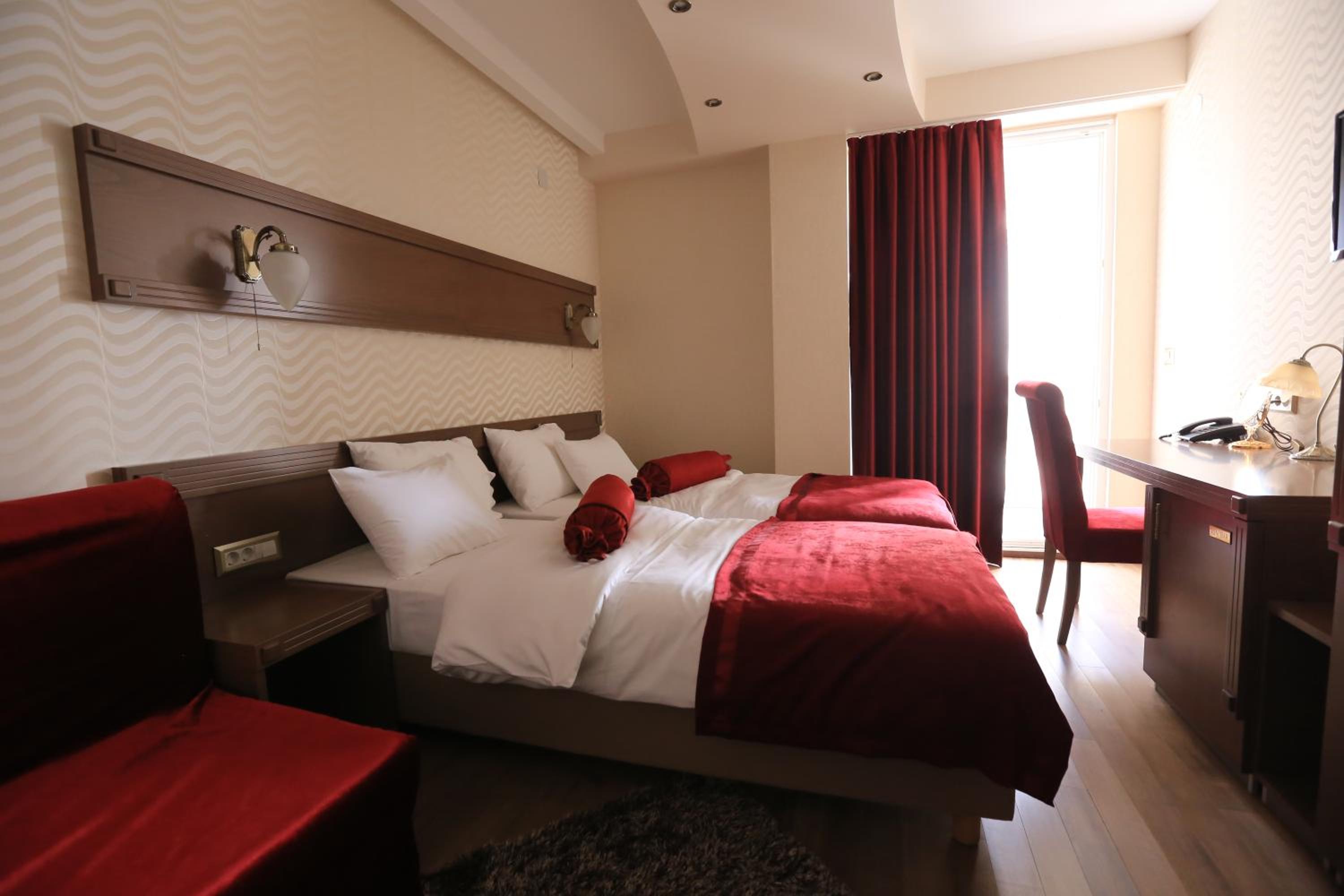 Double or Twin Room with Balcony and Lake View - Photo 13