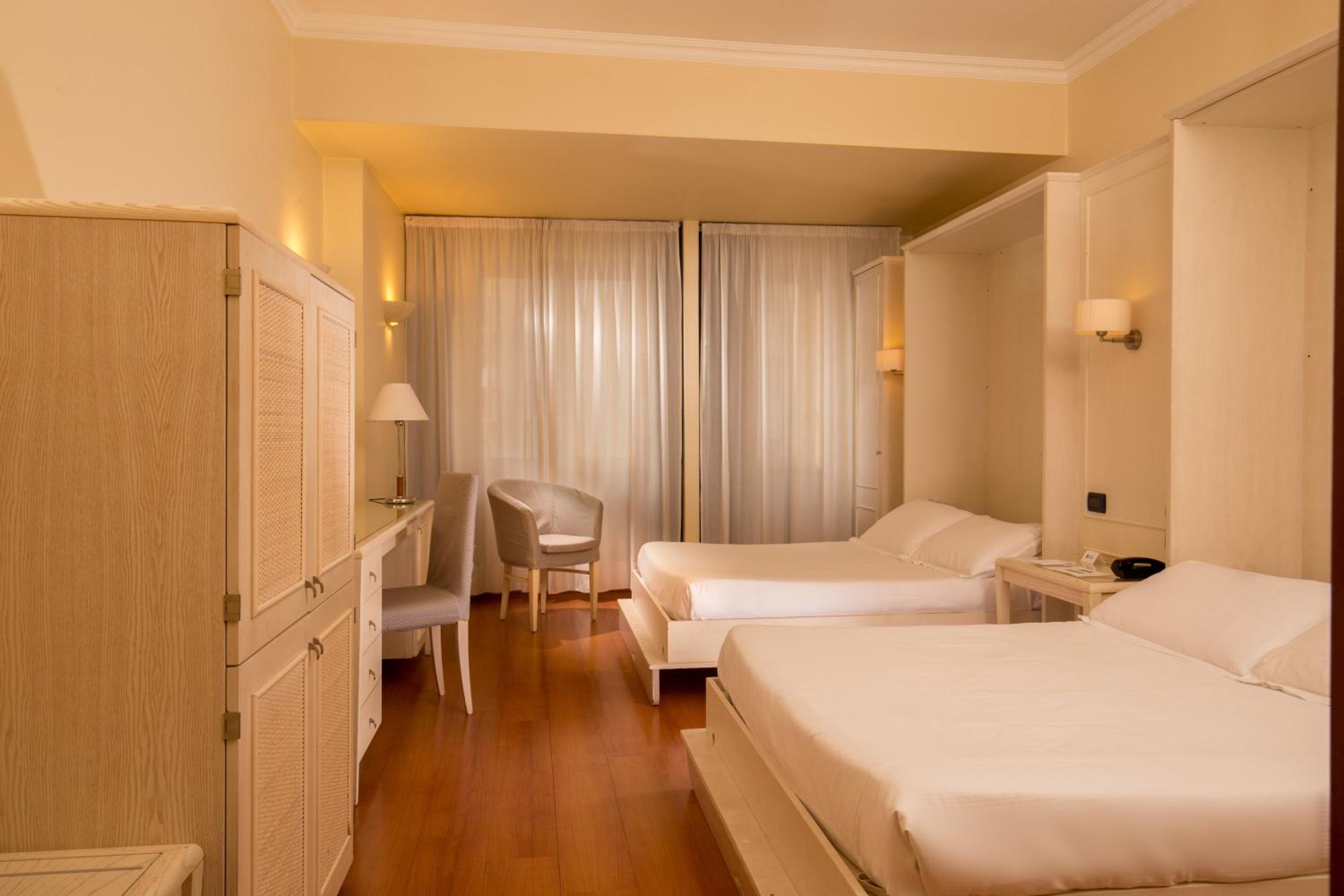 Quintuple Room