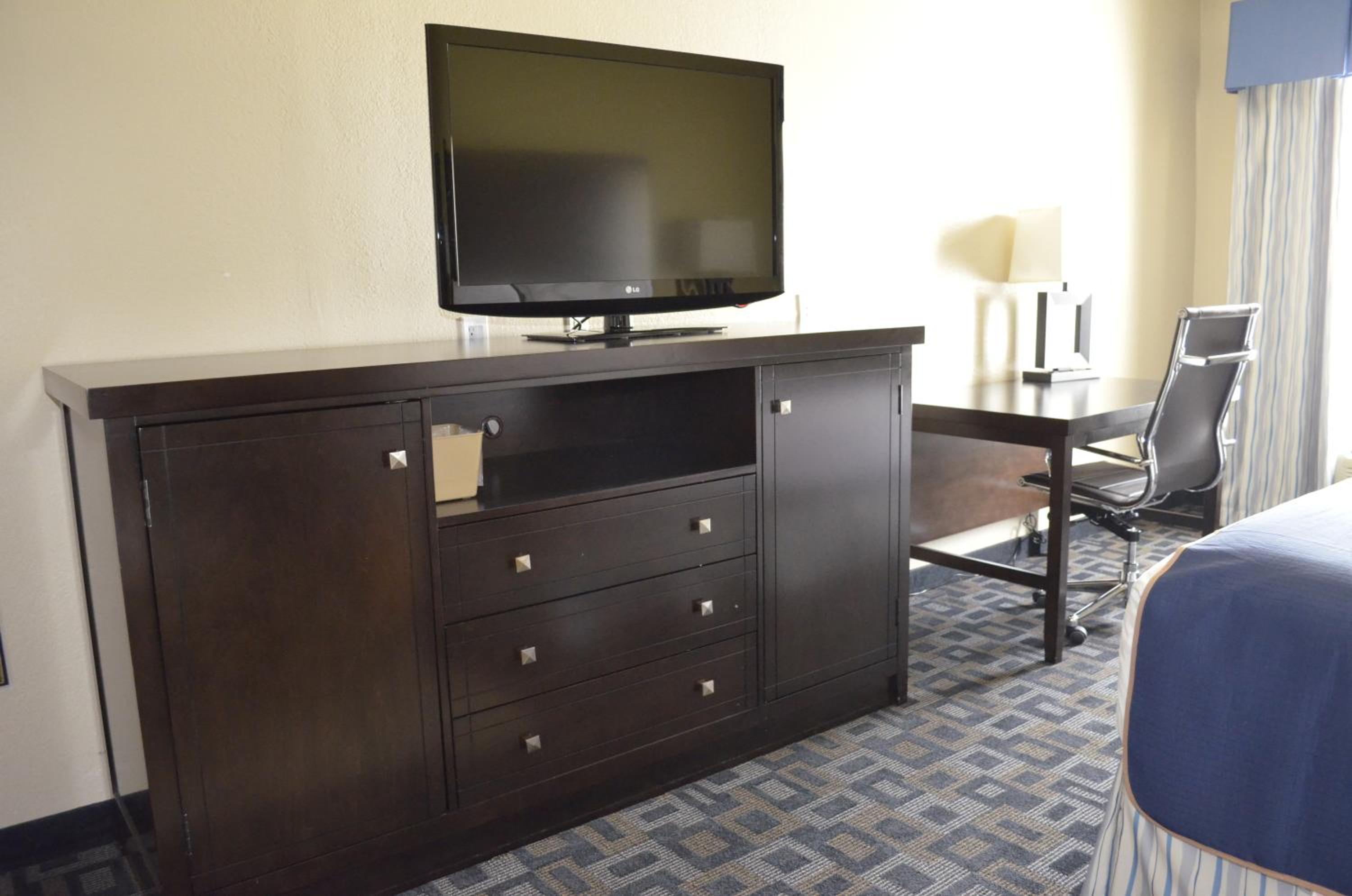 Queen Room with Two Queen Beds - Non-Smoking - Photo 5