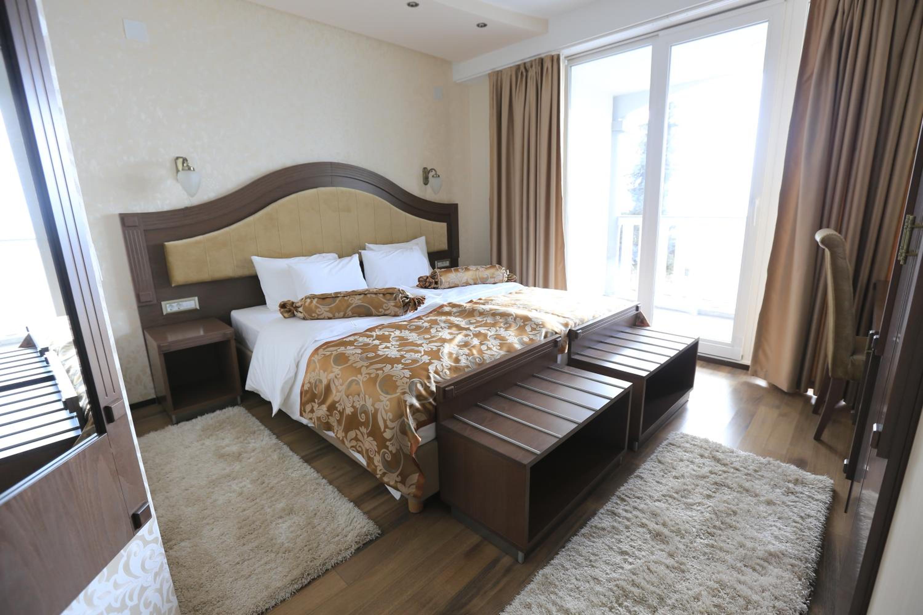 Double or Twin Room with Balcony and Lake View - Photo 12