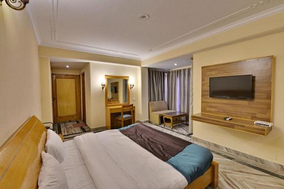Deluxe King Room - Photo 4