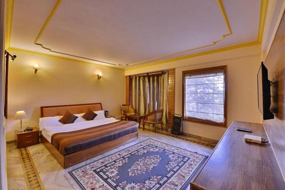 King Suite with Balcony - Photo 4