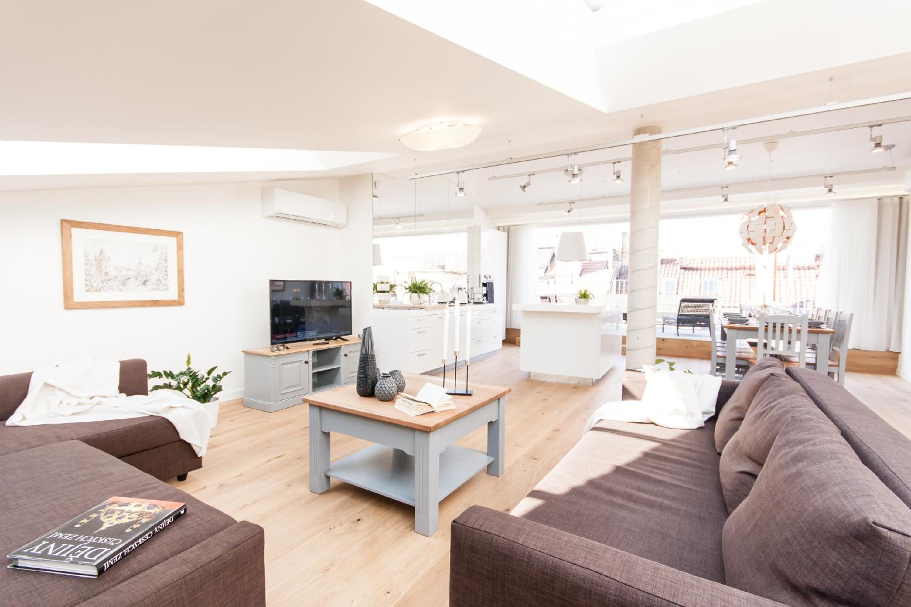 Five-Bedroom Apartment with Terrace