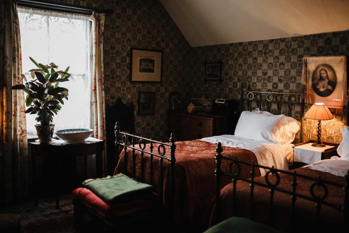 Standard Twin Room with Shared Bathroom photo 2
