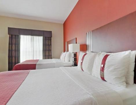 Standard Room with Two Queen Beds - Photo 4