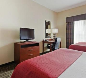 Standard Room with Two Queen Beds - Photo 2