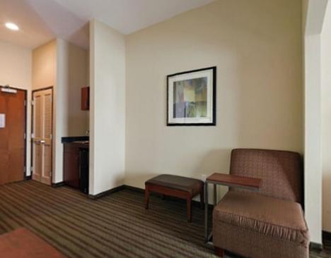 Standard Room with Two Queen Beds - Photo 6