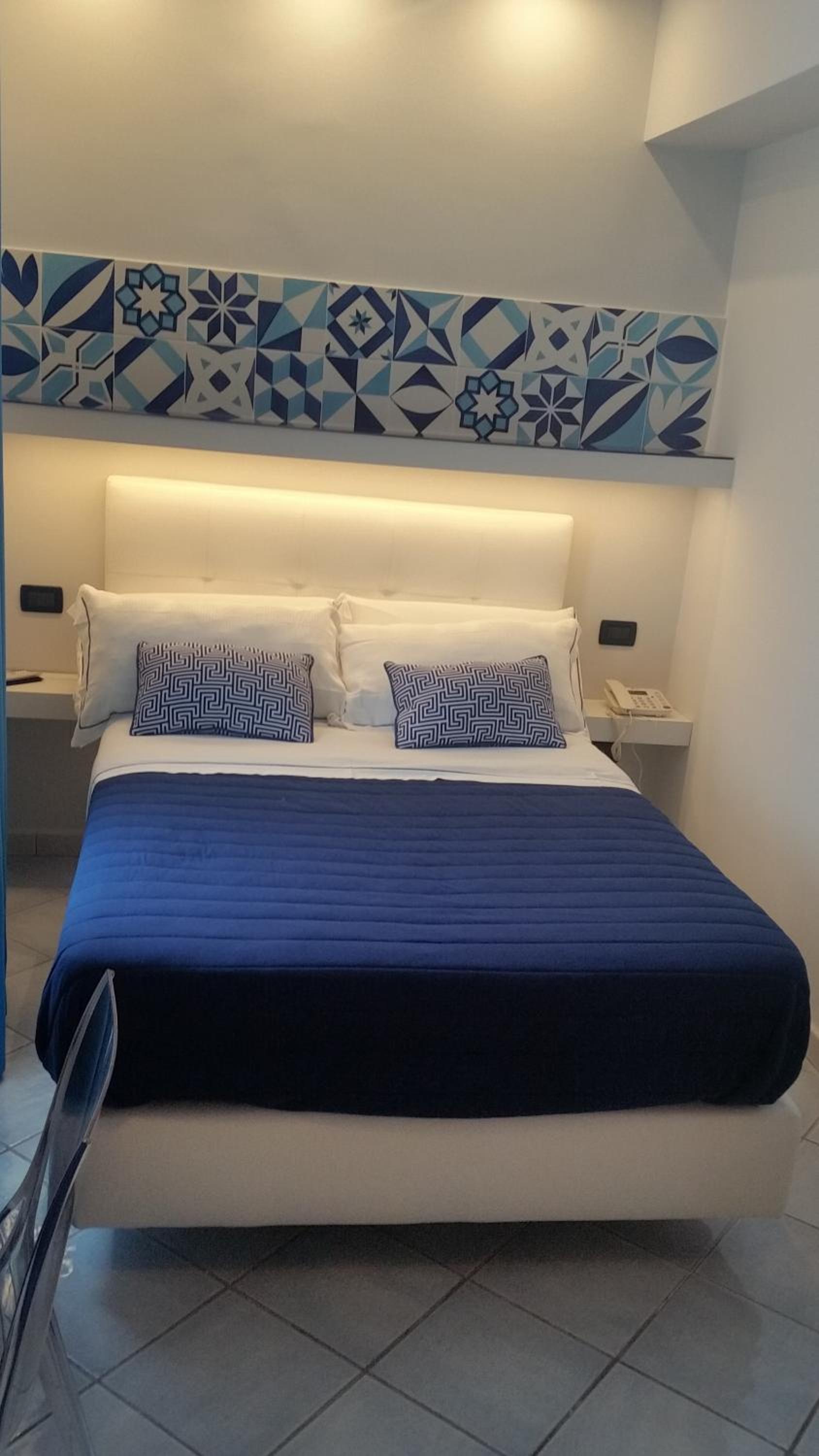 Double Room with Balcony - Photo 8