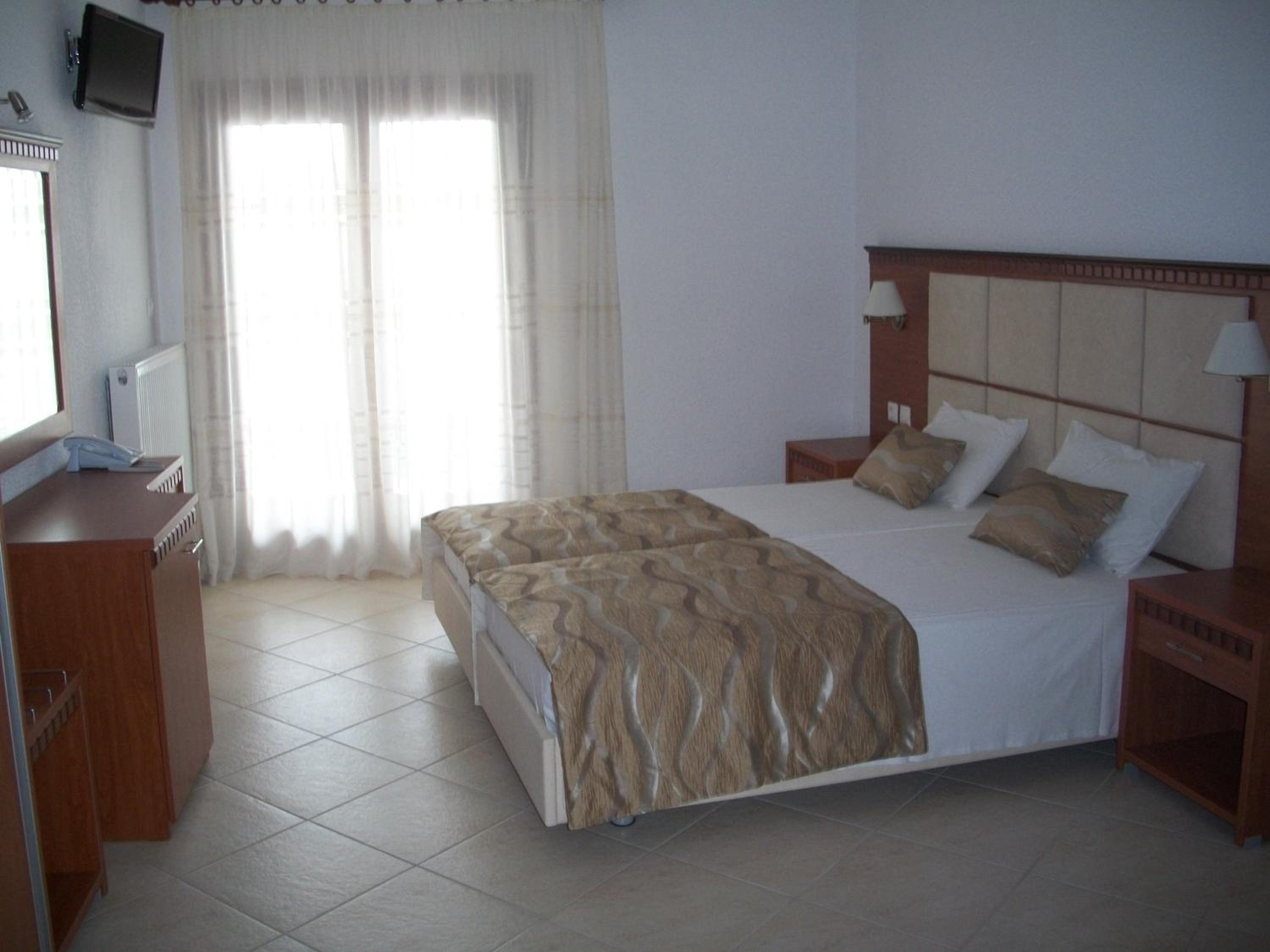Double or Twin Room - Photo 3