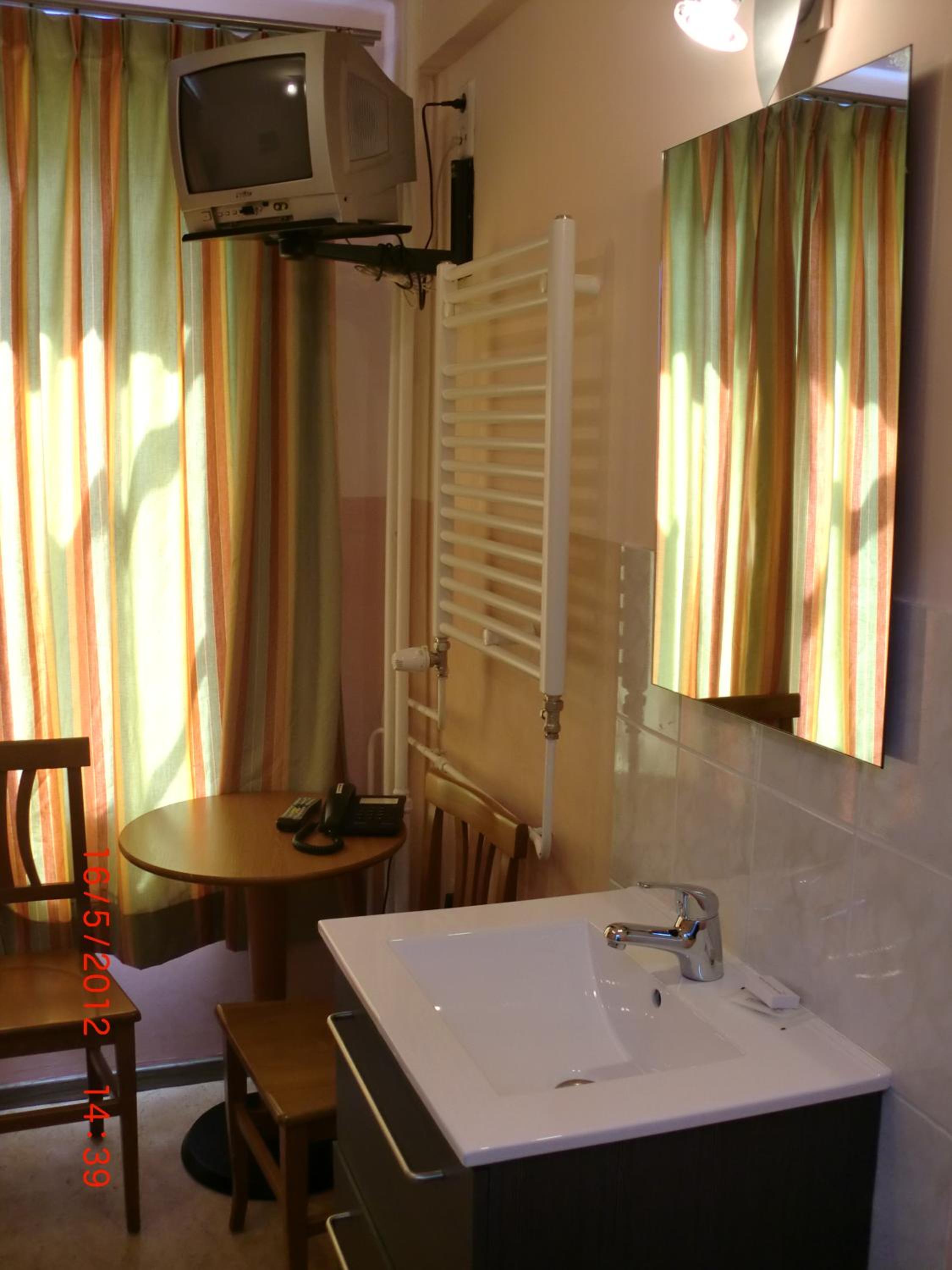 Small Quadruple Room photo 3