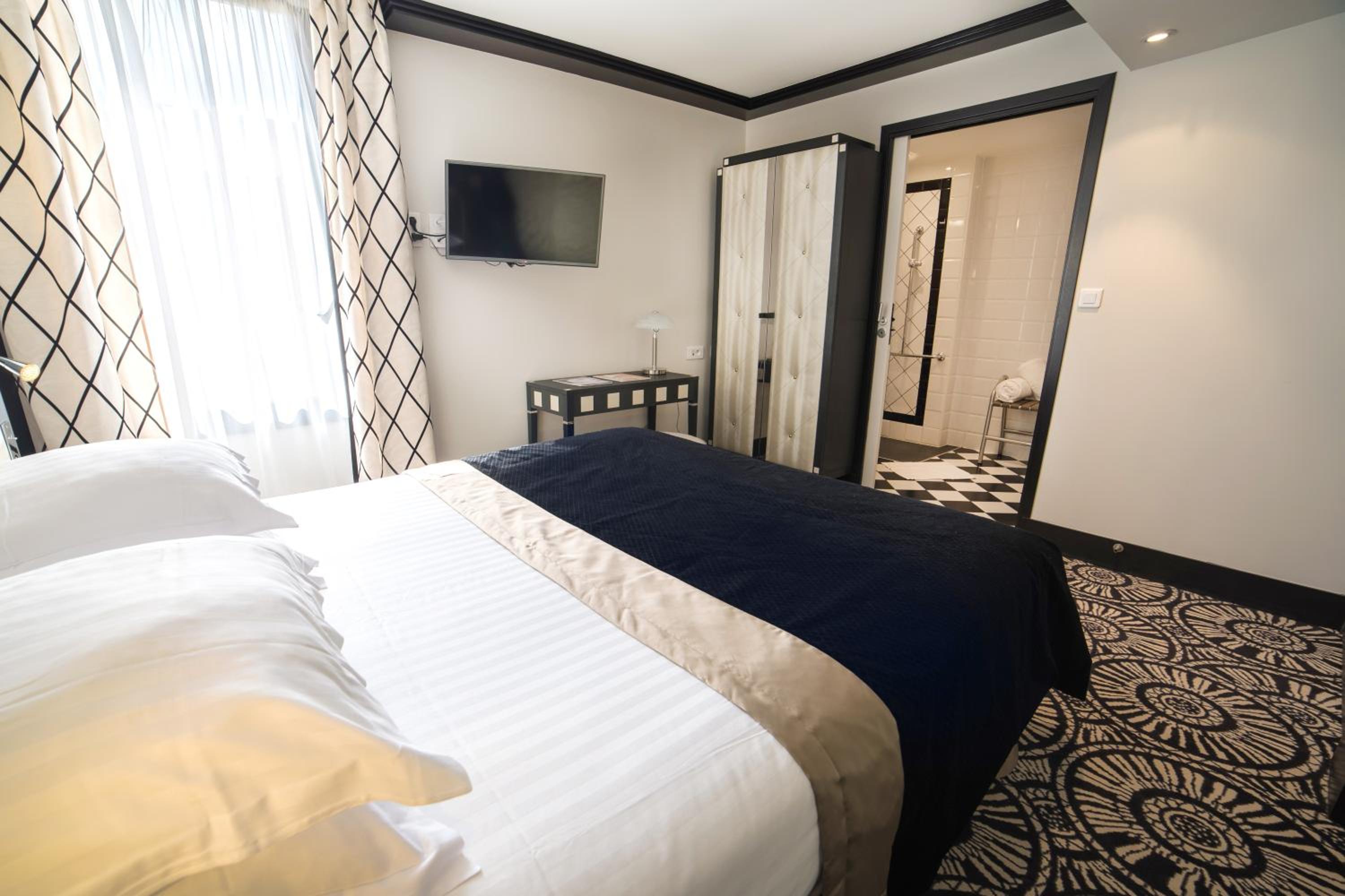 Premium Queen Room - Photo 3