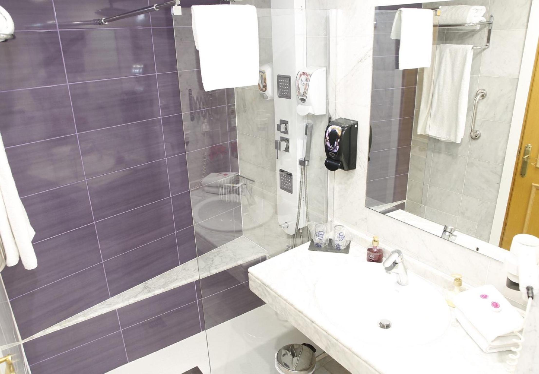 Double or Twin Room - Photo 6