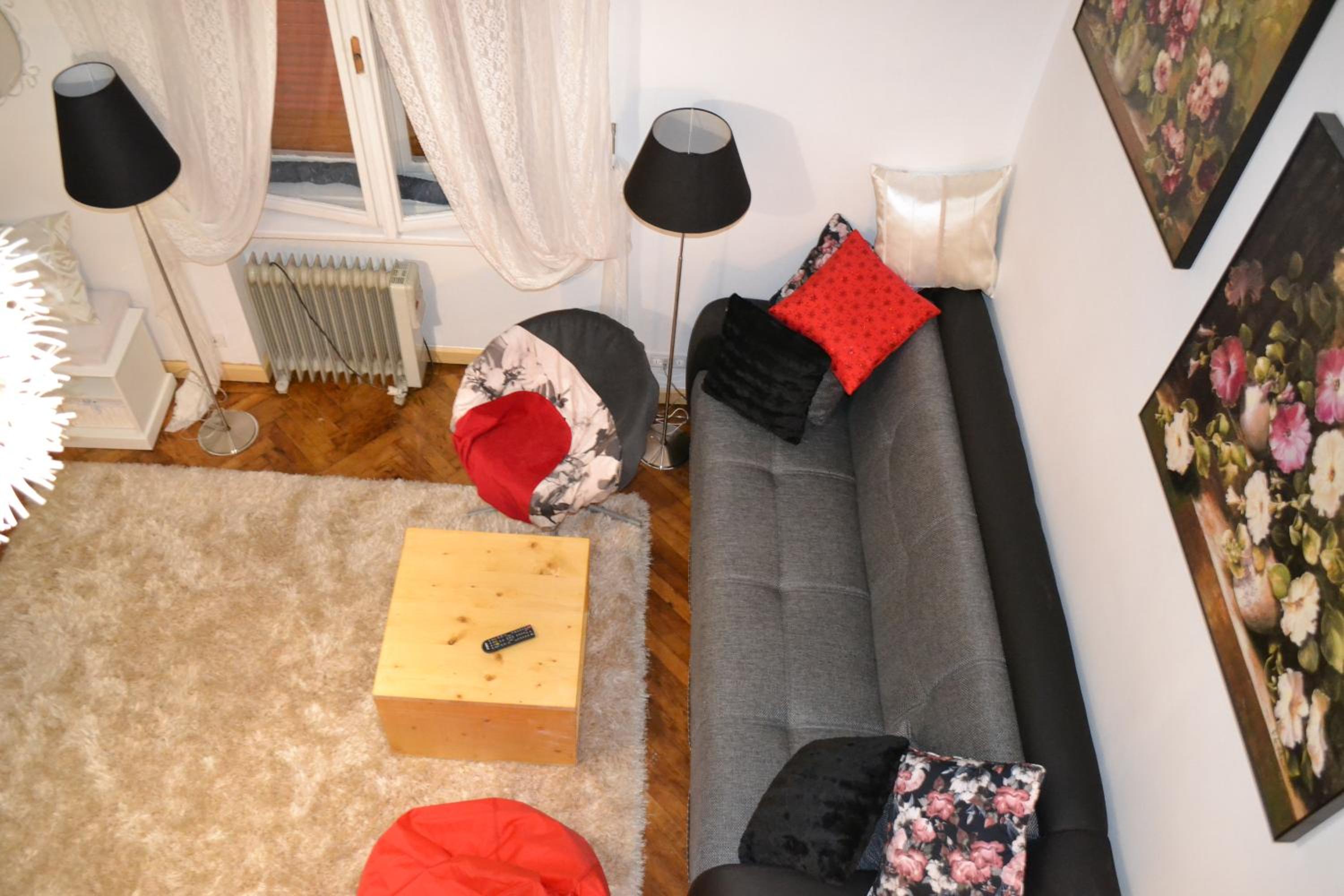 One-Bedroom Apartment - Photo 3