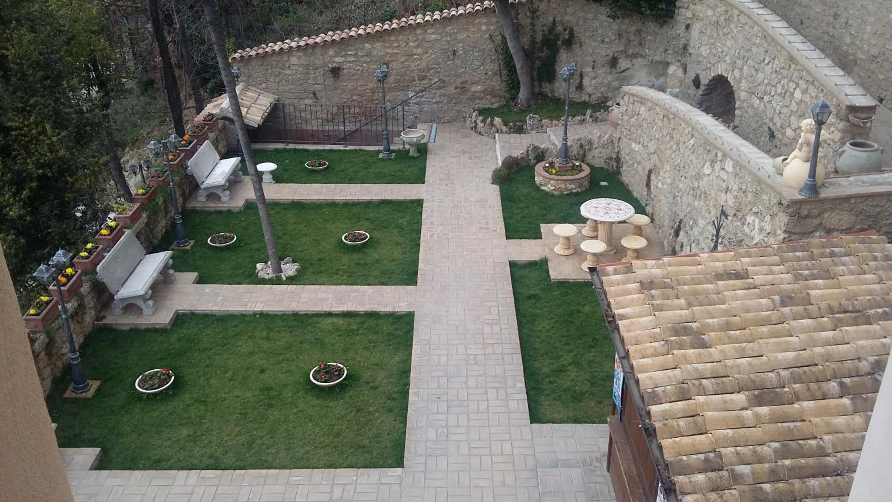 Queen Room with Garden View - Photo 7