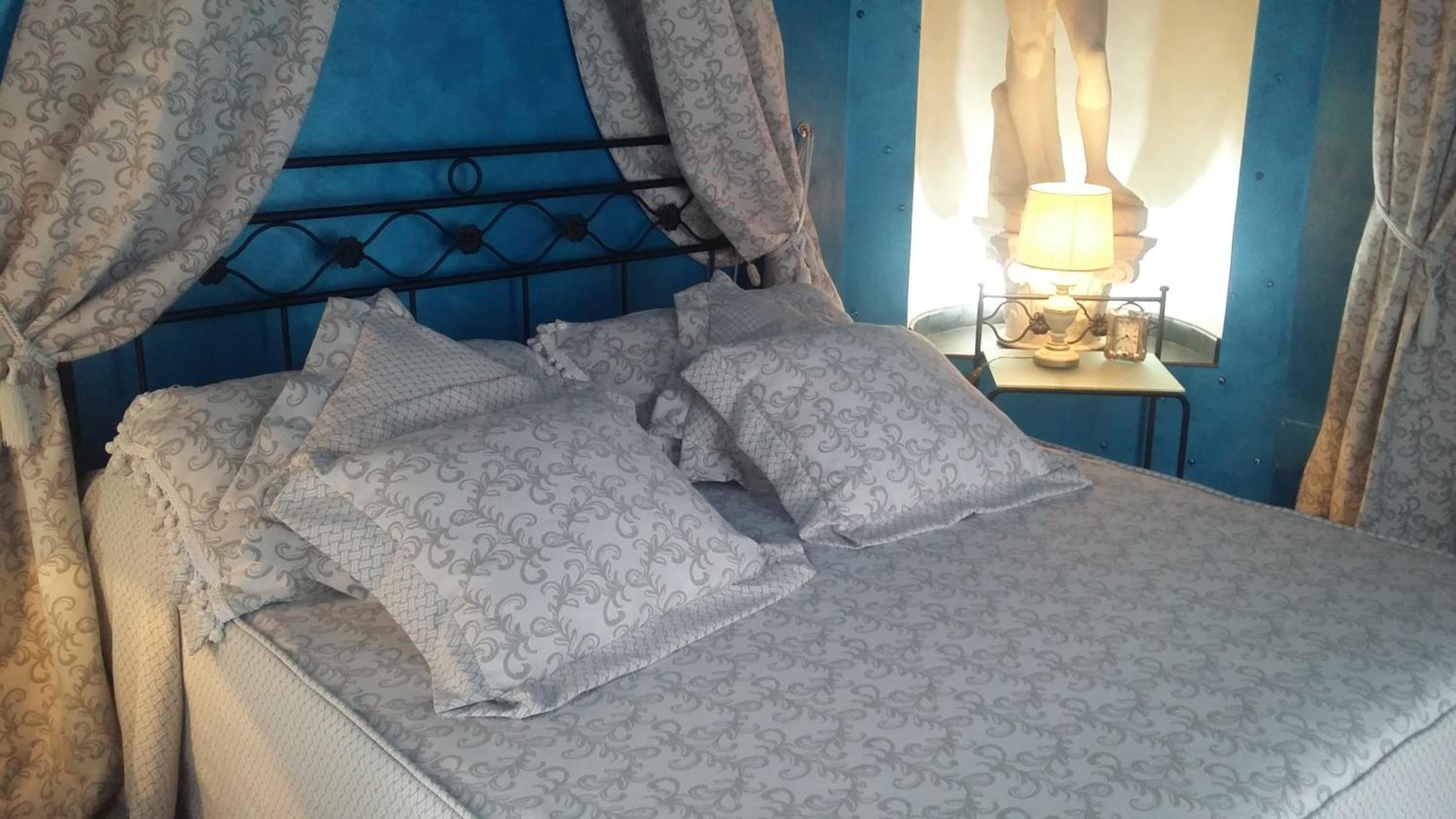 Queen Room with Garden View - Photo 8