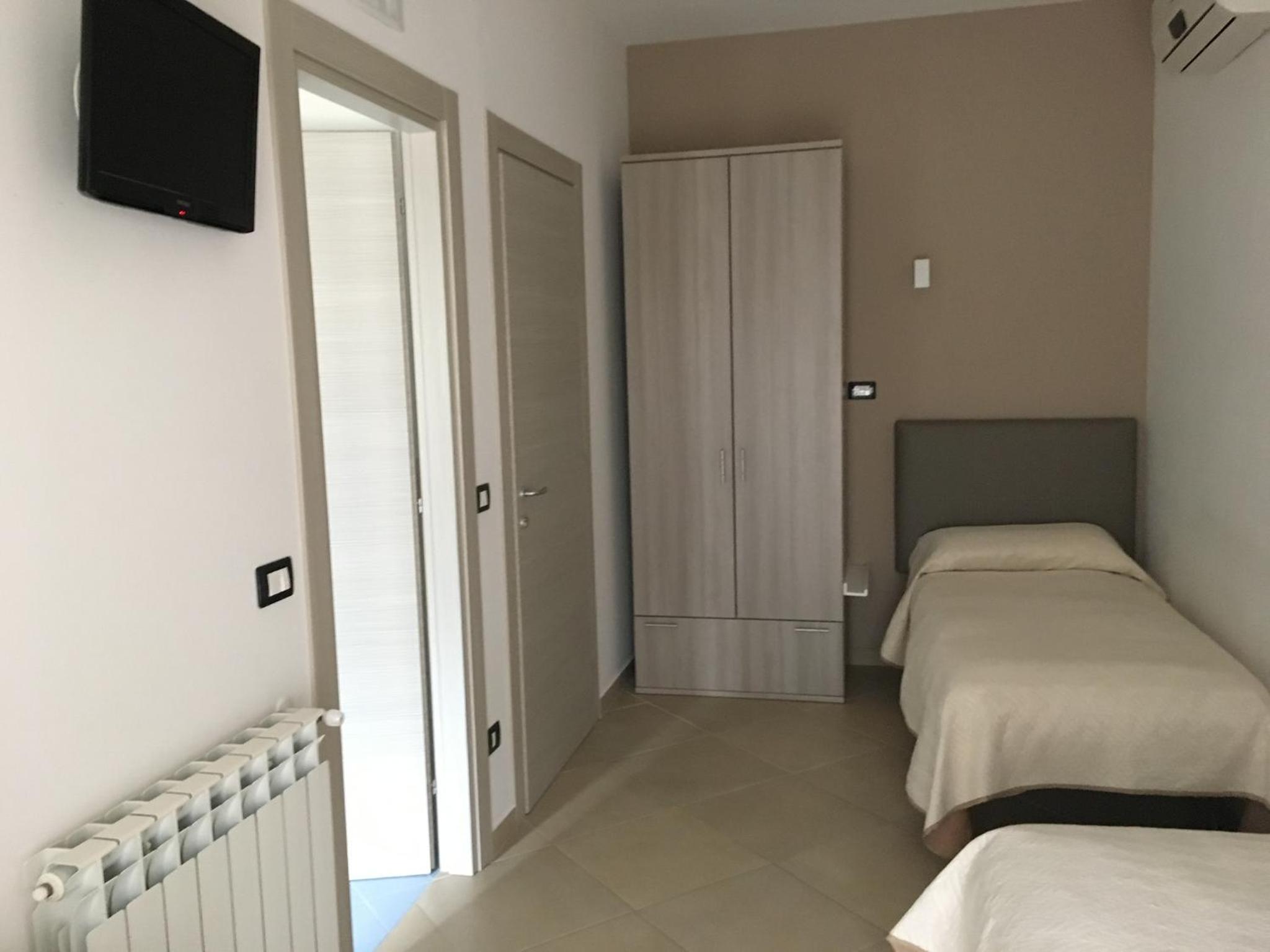 Twin Room - Photo 4