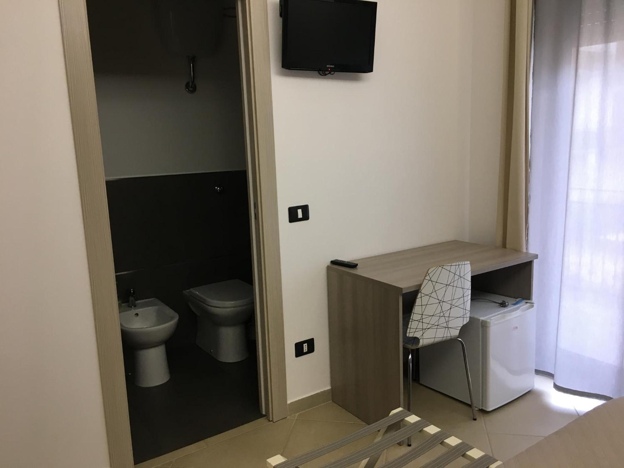 Double Room - Photo 12