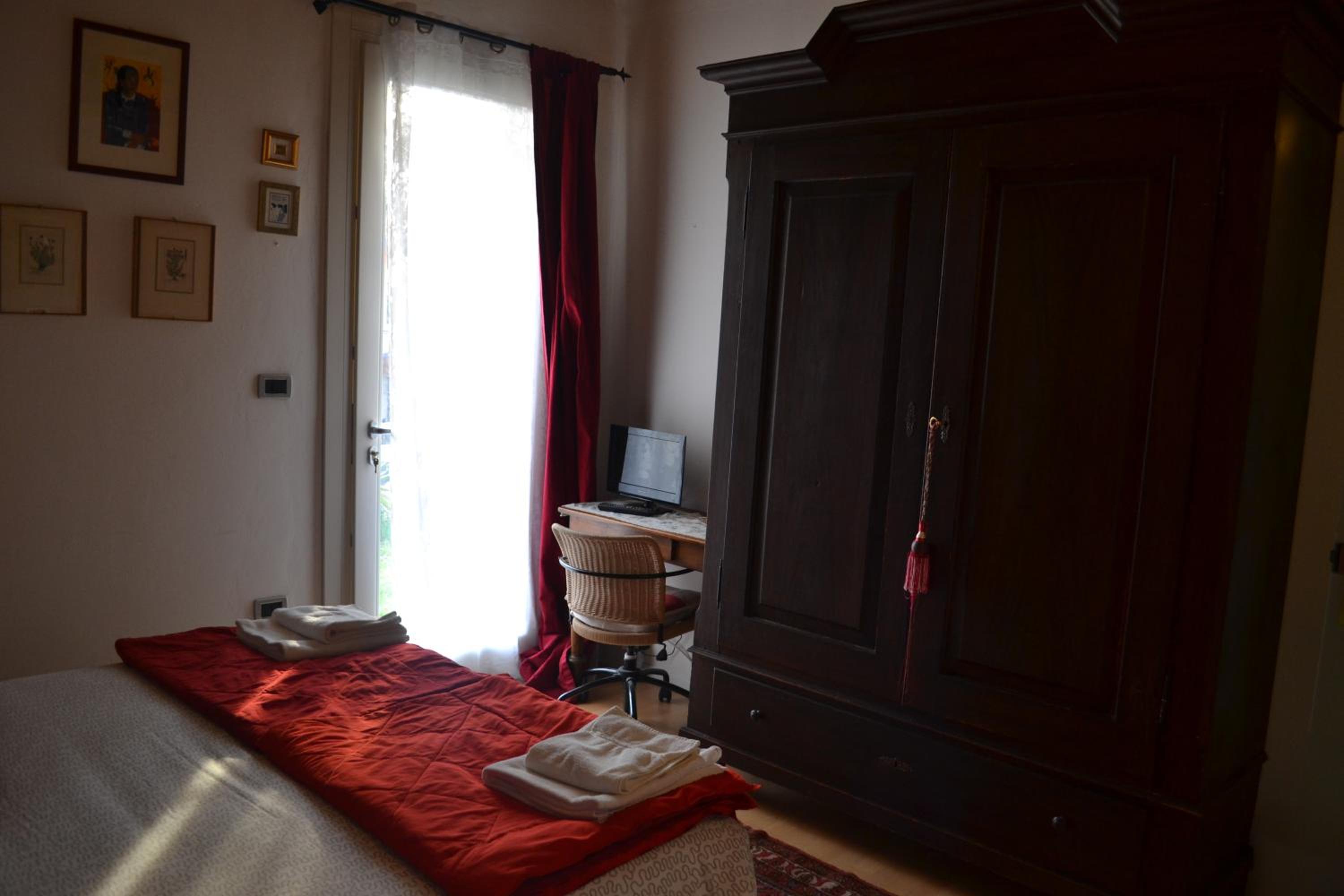 Double Room with Private External Bathroom photo 2