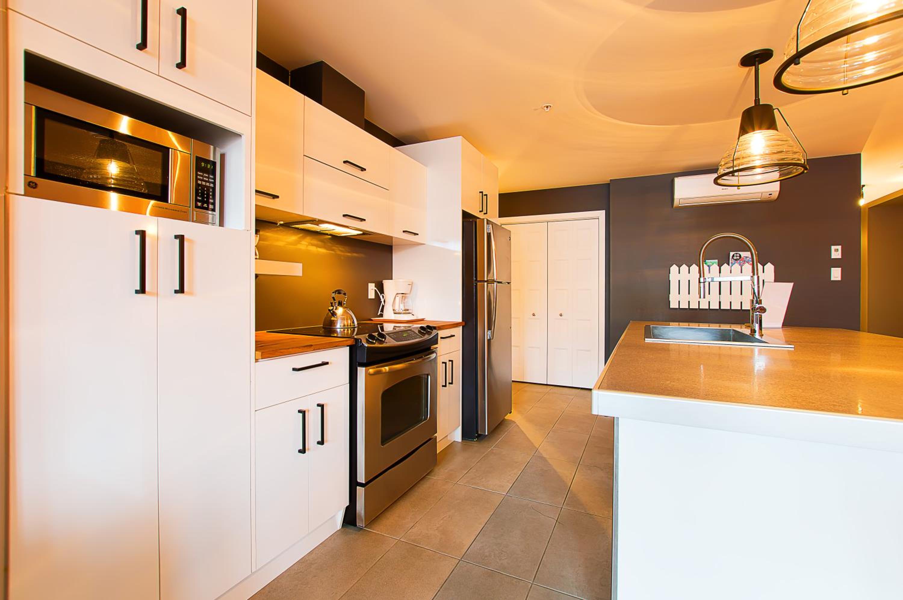 Two-Bedroom Penthouse Loft 402 - City View thumbnail 5