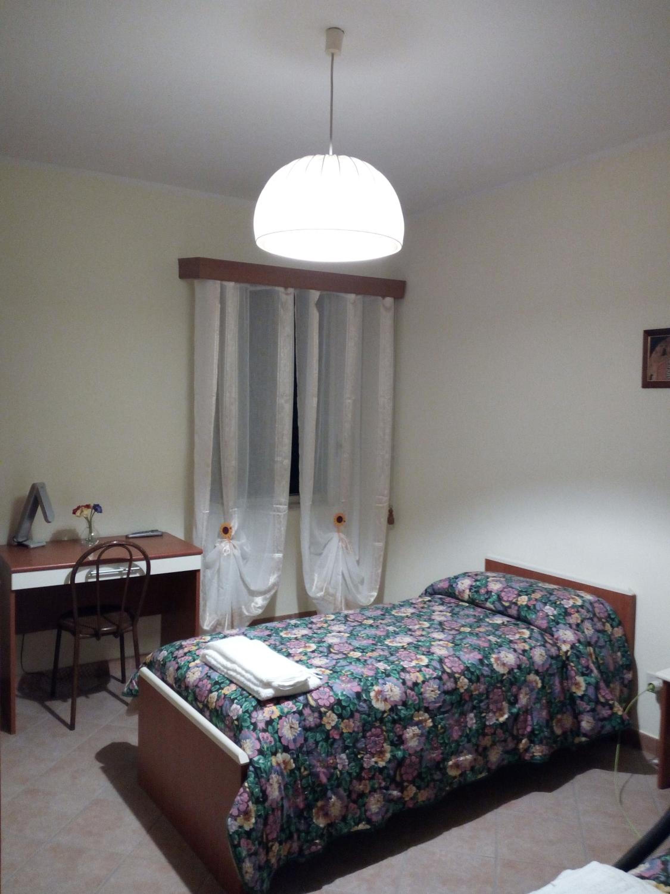 Double or Twin Room with Private Bathroom - Photo 8