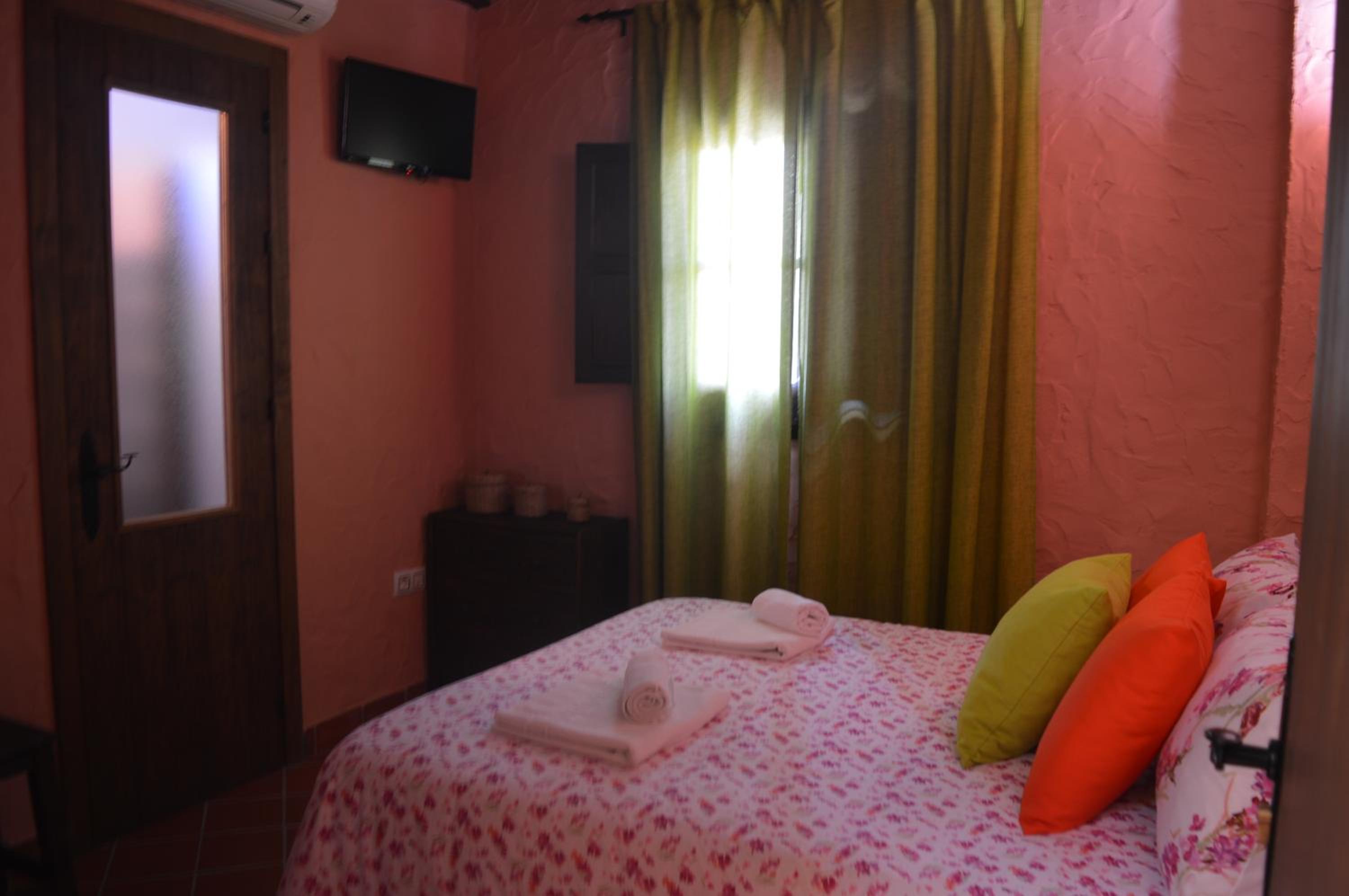 Double Room with Private Bathroom - Photo 6