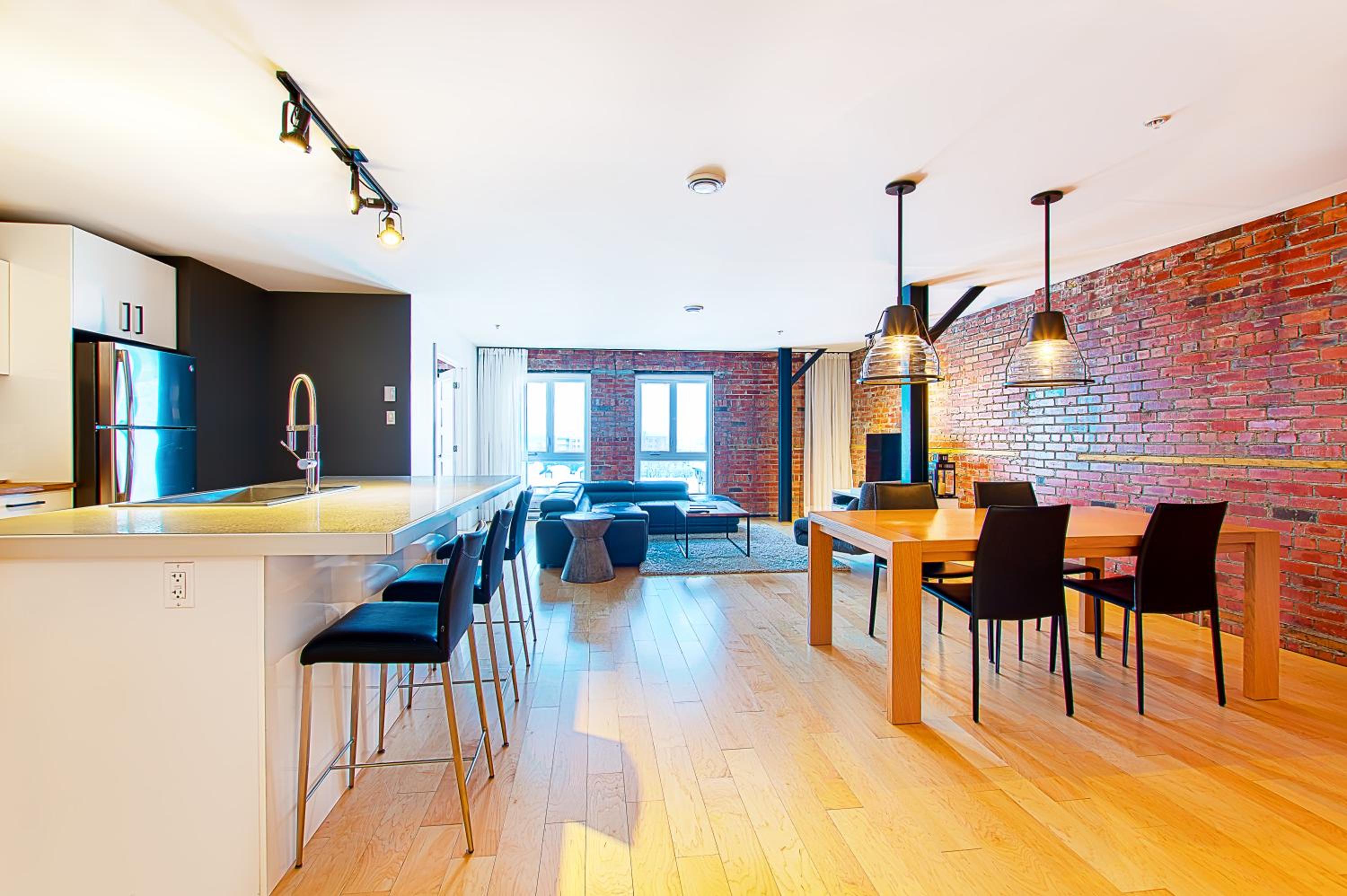 Two-Bedroom Penthouse Apartment 404 - City View thumbnail 5