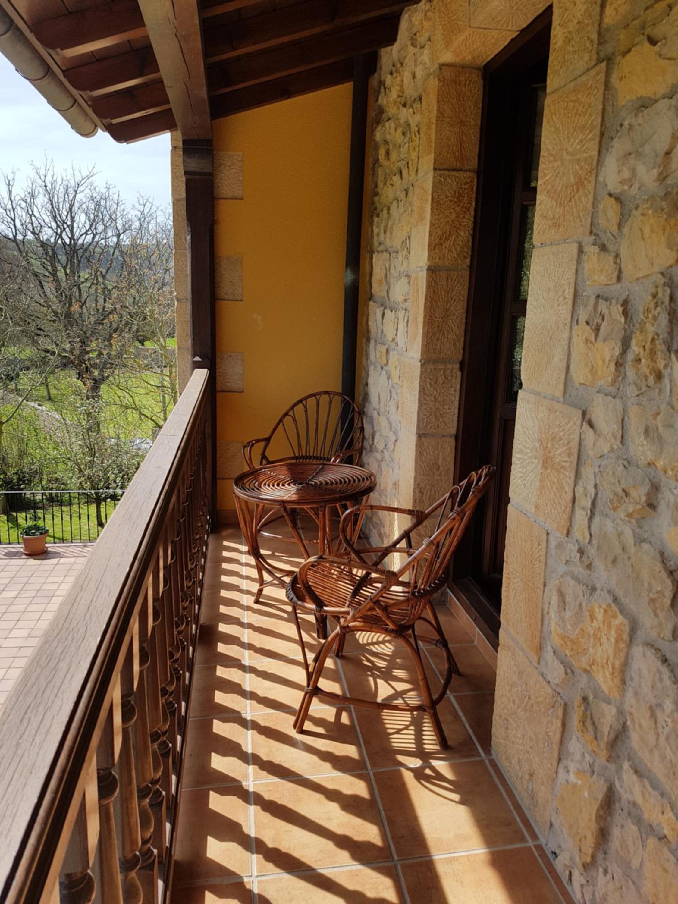 Apartment with Balcony - Photo 5