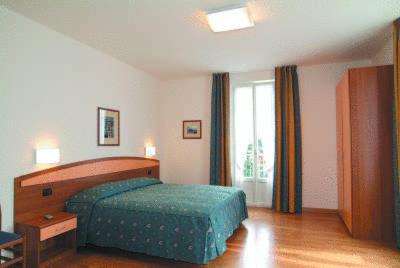 Double or Twin Room with Lake View - Photo 13