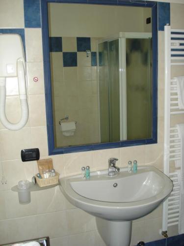 Double or Twin Room with Lake View - Photo 15