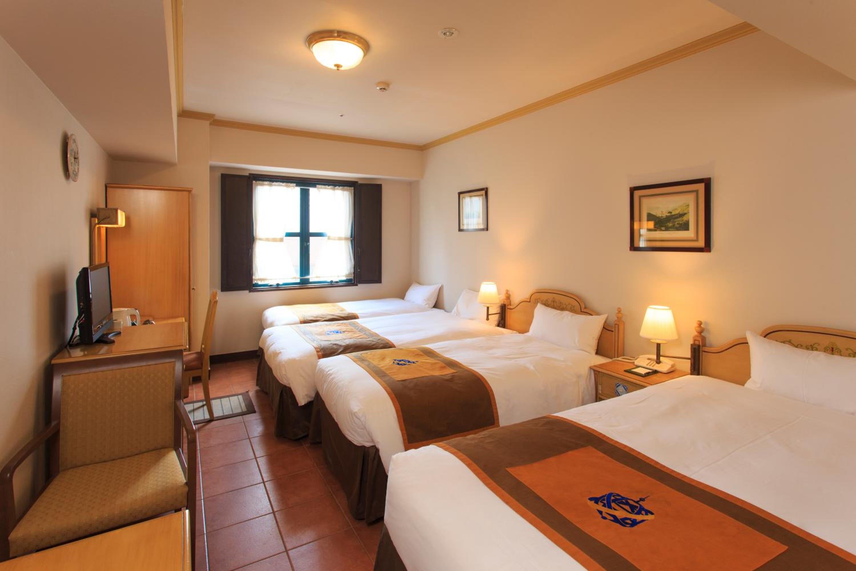 Quadruple Room - Non-Smoking - Photo 2
