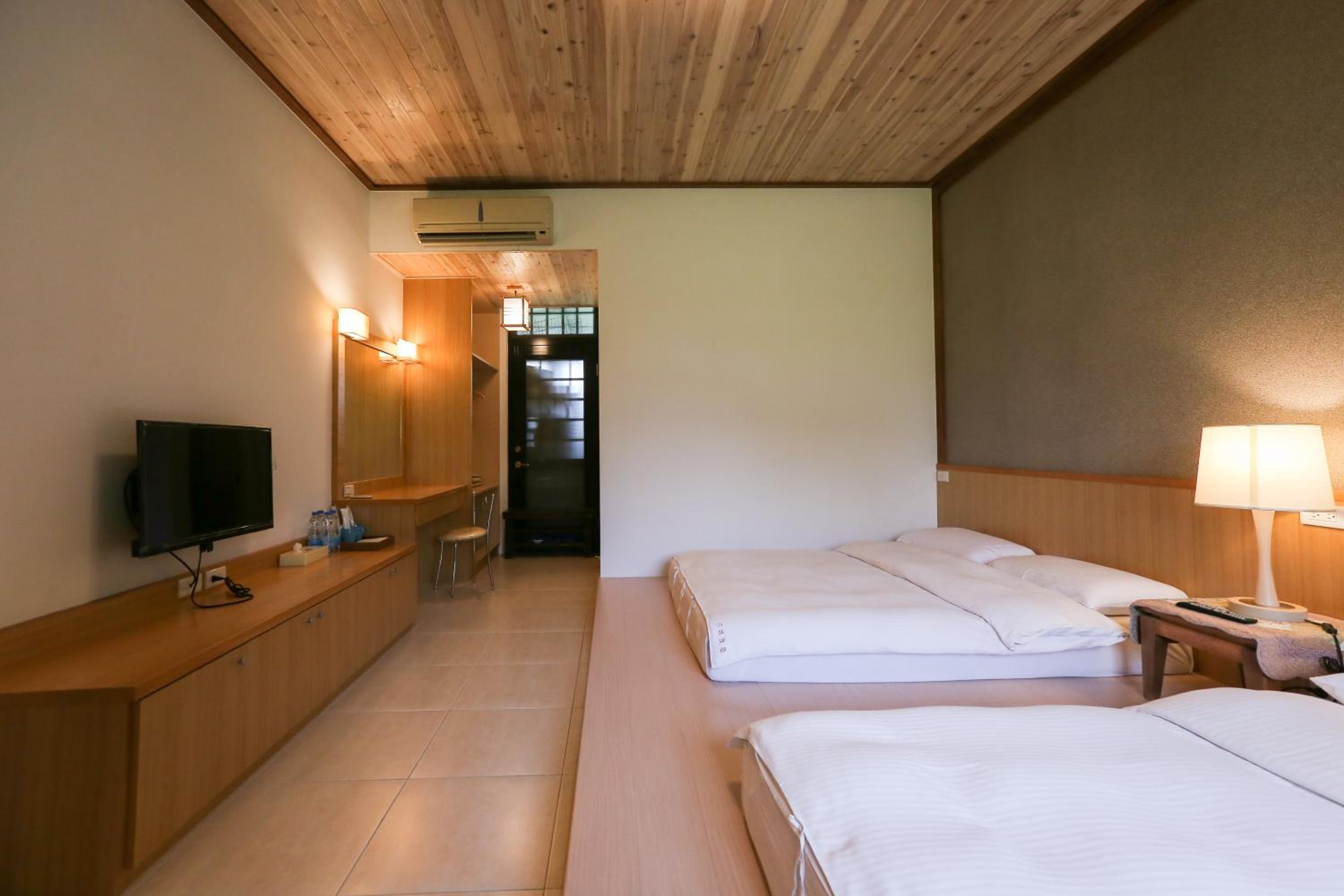 Japanese-Style Quadruple Room photo 3