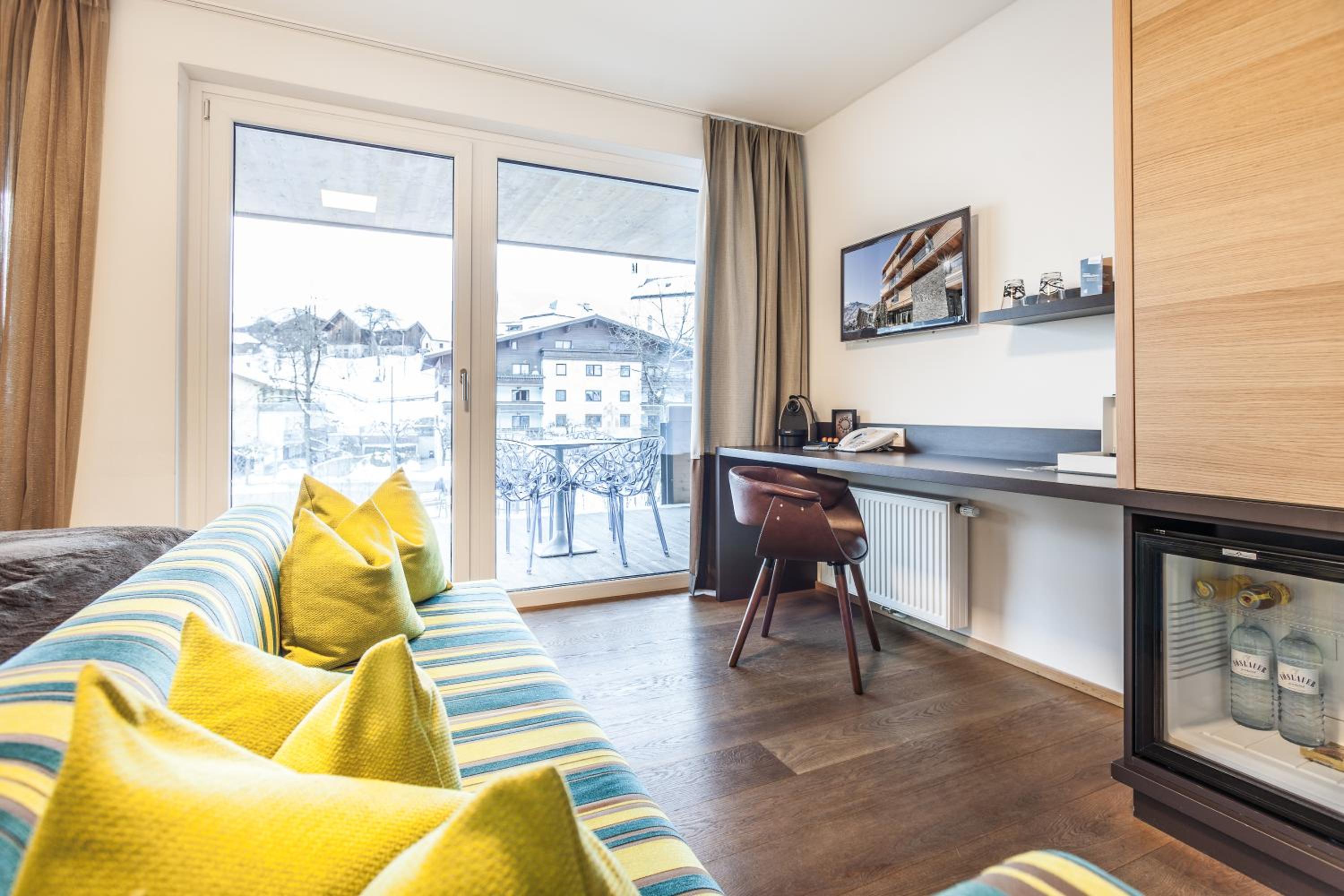 Family Room with Balcony photo 2