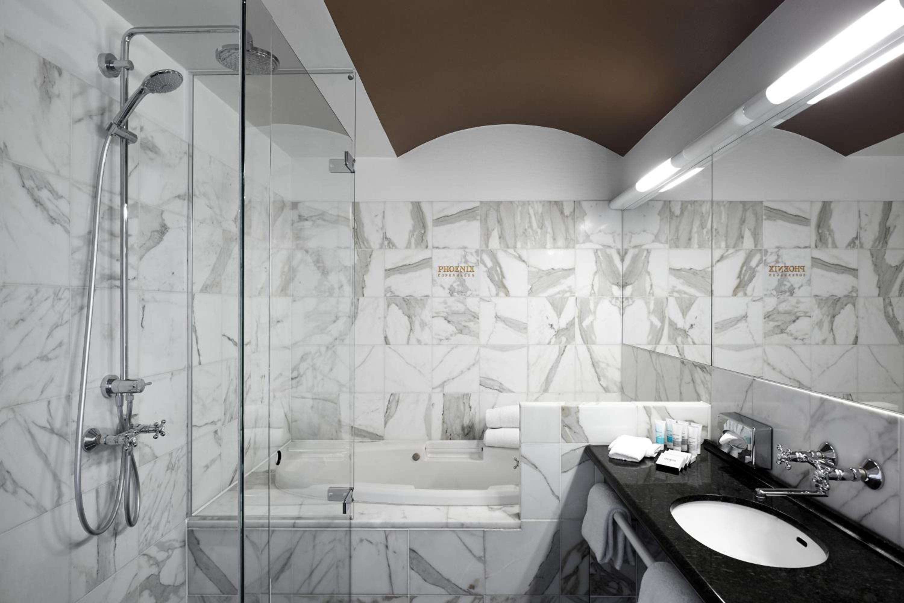 Junior Suite with Access to Executive Lounge - Photo 8