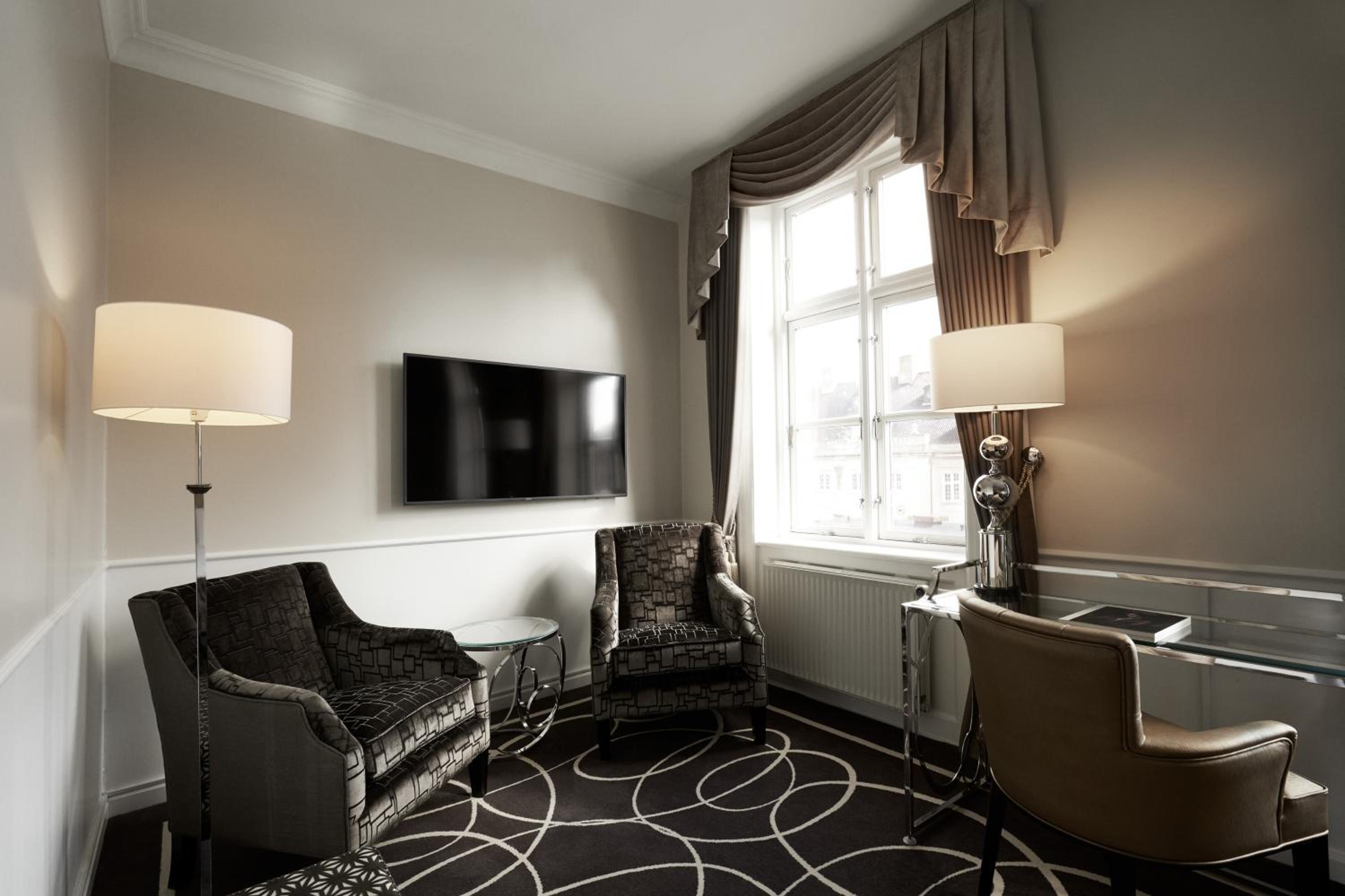Junior Suite with Access to Executive Lounge - Photo 11
